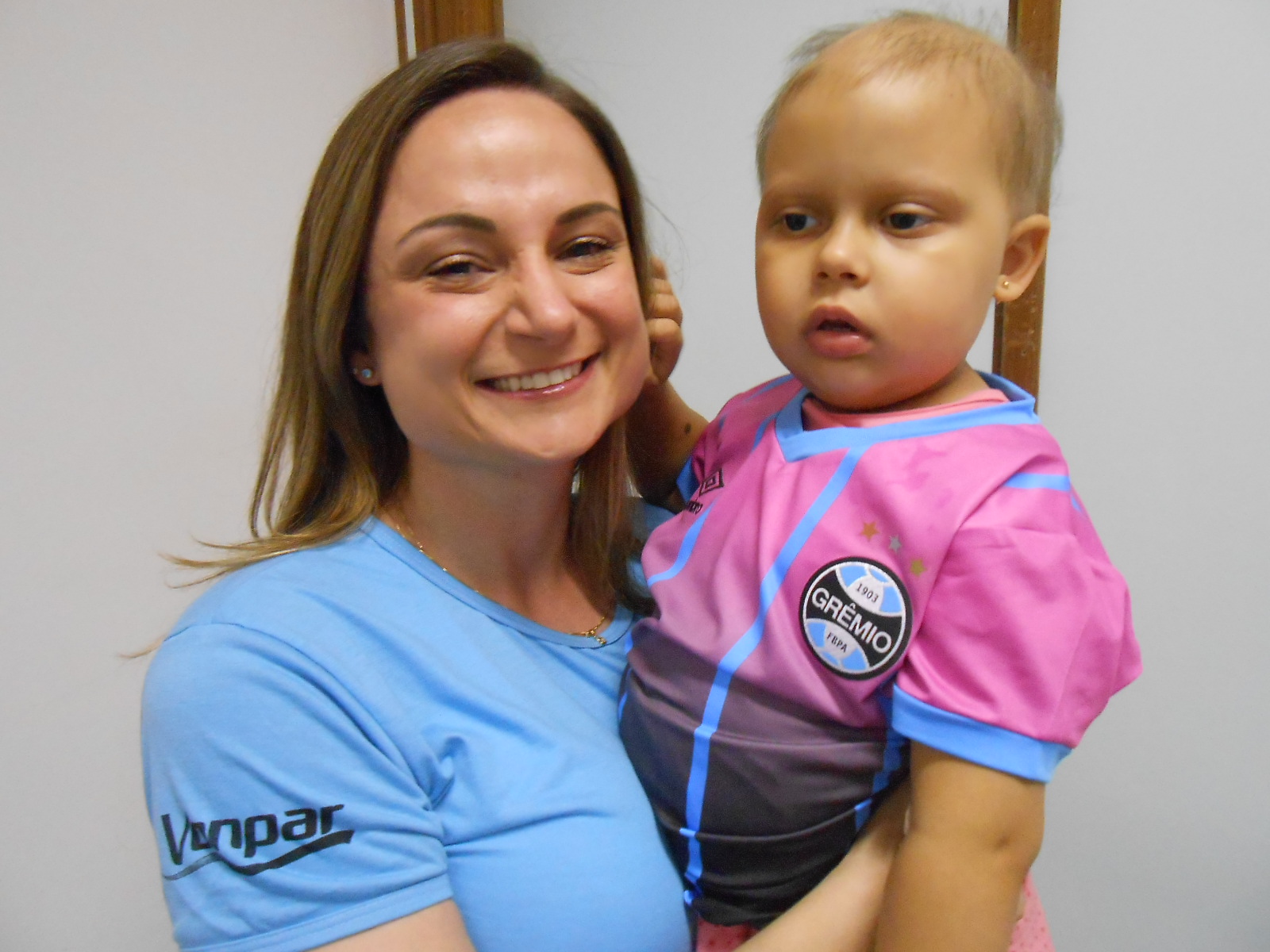 Brenda é uma lutadora, uma guerreira. Uma brava gremista que com certeza vai ganhar essa campeonato. A menina que faz tratamento no Hospital da Criança Santo Antônio ganhou sua camiseta do Grêmio personalizada da voluntária Tatiane Bottega.