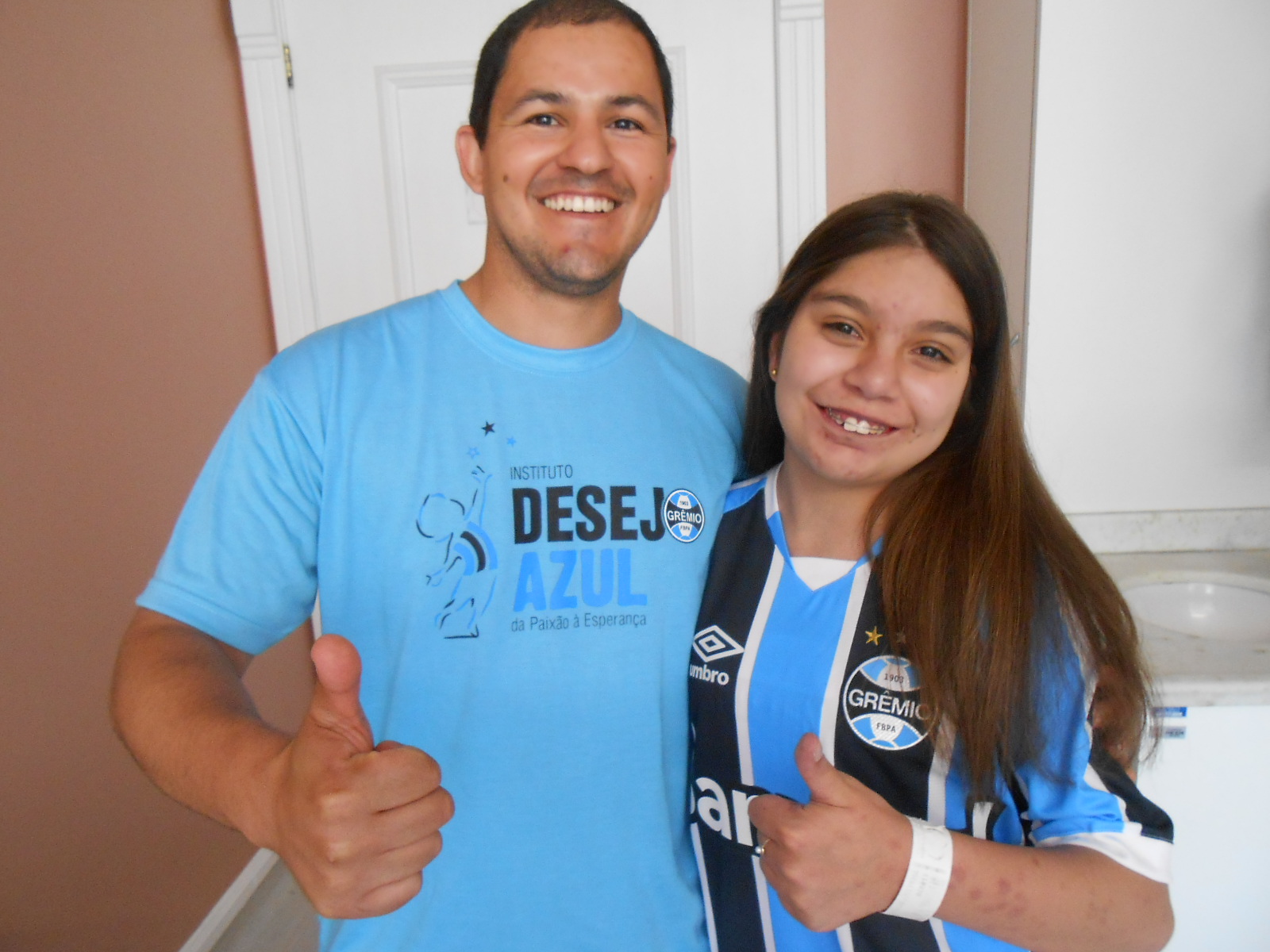 Thaliny faz tratamento no Instituto de Cardiologia. Essa gremista é guerreira com certeza. Depois de várias batalhas com certeza vai vencer no final. A menina ganhou sua camiseta do Grêmio personalizada com seu nome do voluntário Claiton Tavares de Lima.