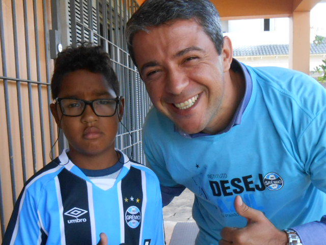 Micael faz tratamento na APAE de Canoas. Segundo sua mãe a família é composta de gremista fanáticos. E Micael não deixa por menos, sabe tudo de Grêmio. O menino ganhou sua camiseta oficial personalizada do voluntário Edgar De Latorre.