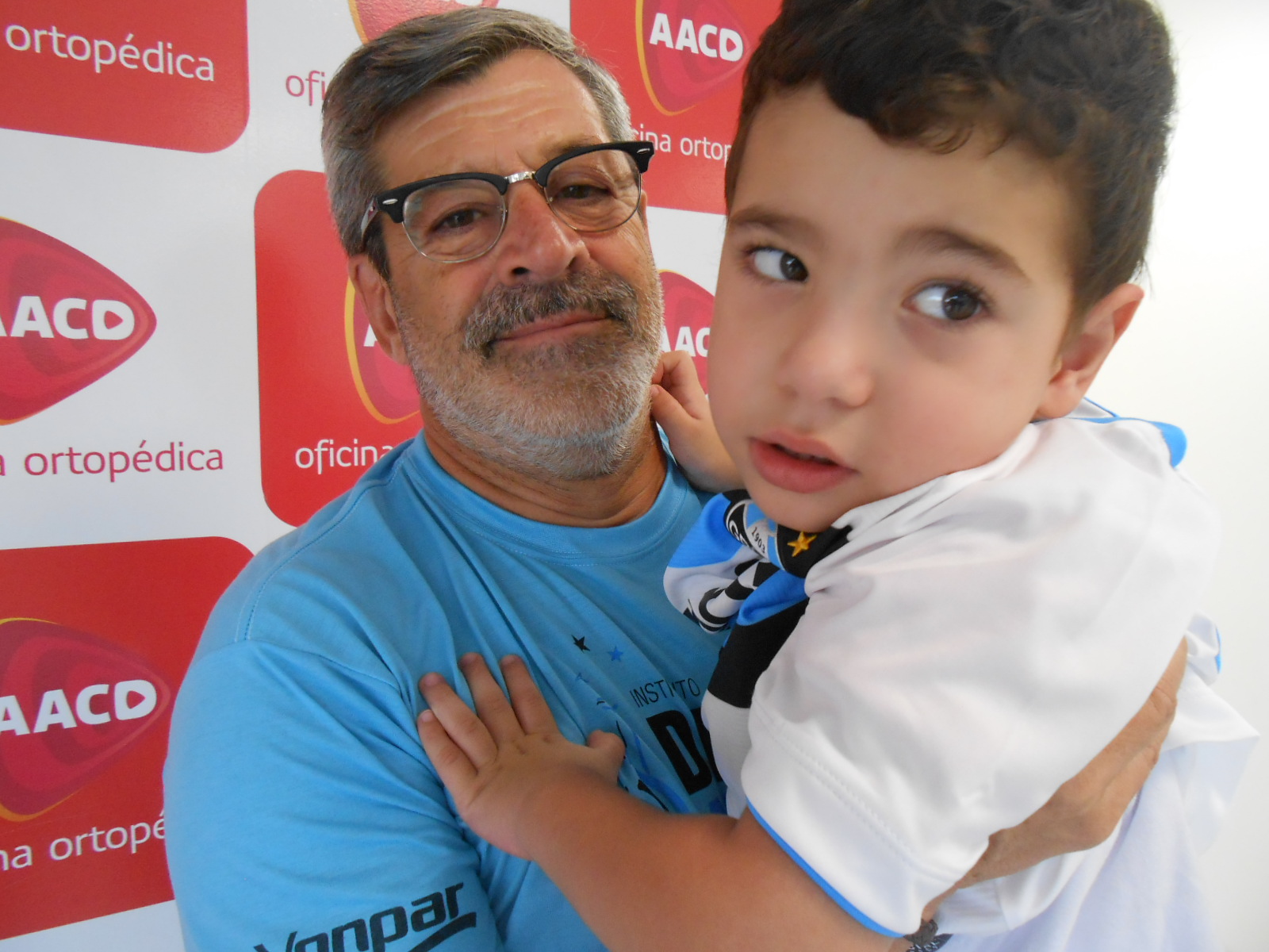 Guilherme, o Gui tem 3 anos e faz tratamento na AACD. Assim como seus pais é um gremistão que com muita garra e força vai vencendo pouco a pouco essa batalha por uma vida melhor. Guilherme ganhou sua camiseta oficial do Grêmio personalizada com seu nome do voluntário Carlos Josias.