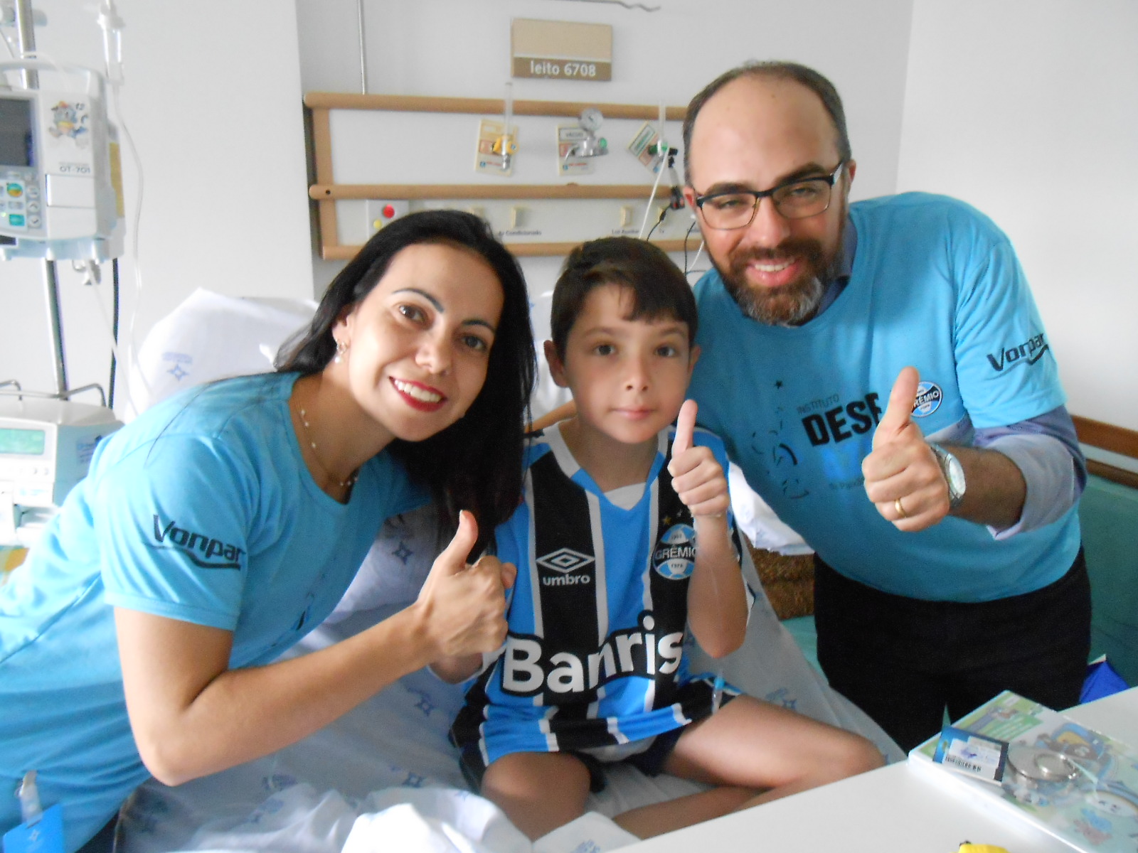 Vicente está fazendo tratamento no Hospital da Criança Santo Antônio. É um grande gremista que vai vencer essa batalha porque tem alma de campeão. O menino ganhou sua camiseta oficial do Grêmio personalizada com seu nome dos voluntários Marcelo Bitta Martins e Roberta Gurgel.