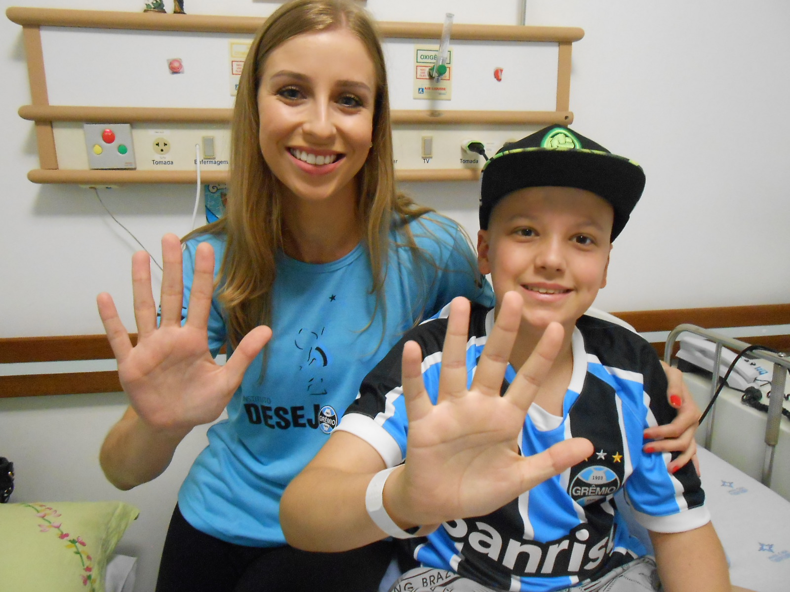 Pedro está fazendo tratamento no Hospital da Criança Santo Antônio. Luta bravamente como um grande gremista que é. O menino que ainda vibra com o pentacampeonato ganhou sua camiseta oficial do Grêmio personalizada da voluntária Juliana Strelow.Pedro está fazendo tratamento no Hospital da Criança Santo Antônio. Luta bravamente como um grande gremista que é. O menino que ainda vibra com o pentacampeonato ganhou sua camiseta oficial do Grêmio personalizada da voluntária Juliana Strelow.

