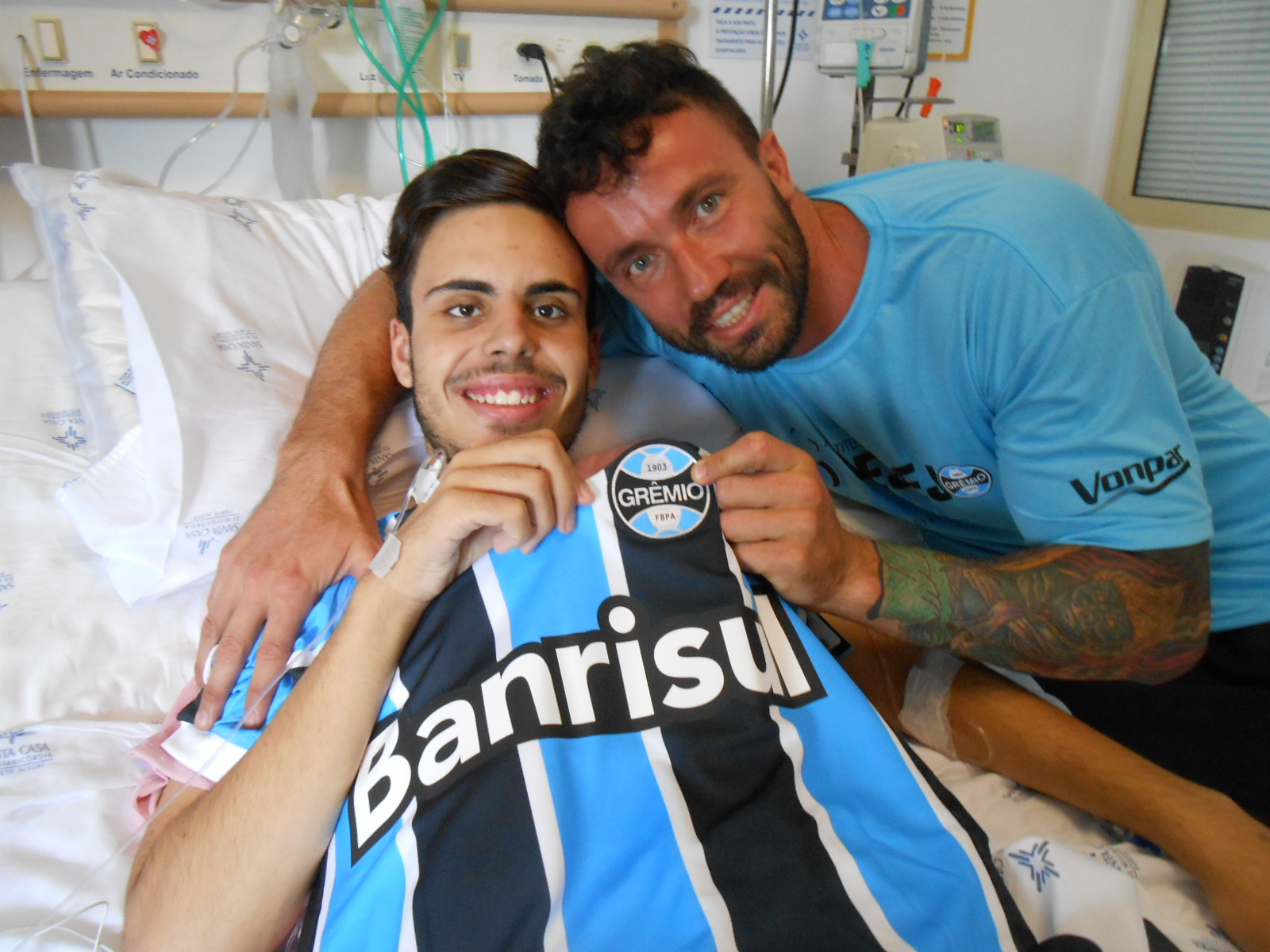 Tricolor de muita raça e valente como o Grêmio , Lorenzo está na luta. E assim como o tricolor vai sair campeão dessa batalha. O menino de São Gabriel e que faz tratamento no Hospital da Criança Santo Antônio ganhou sua camiseta oficial e personalizada do voluntário Fabiano Tesche