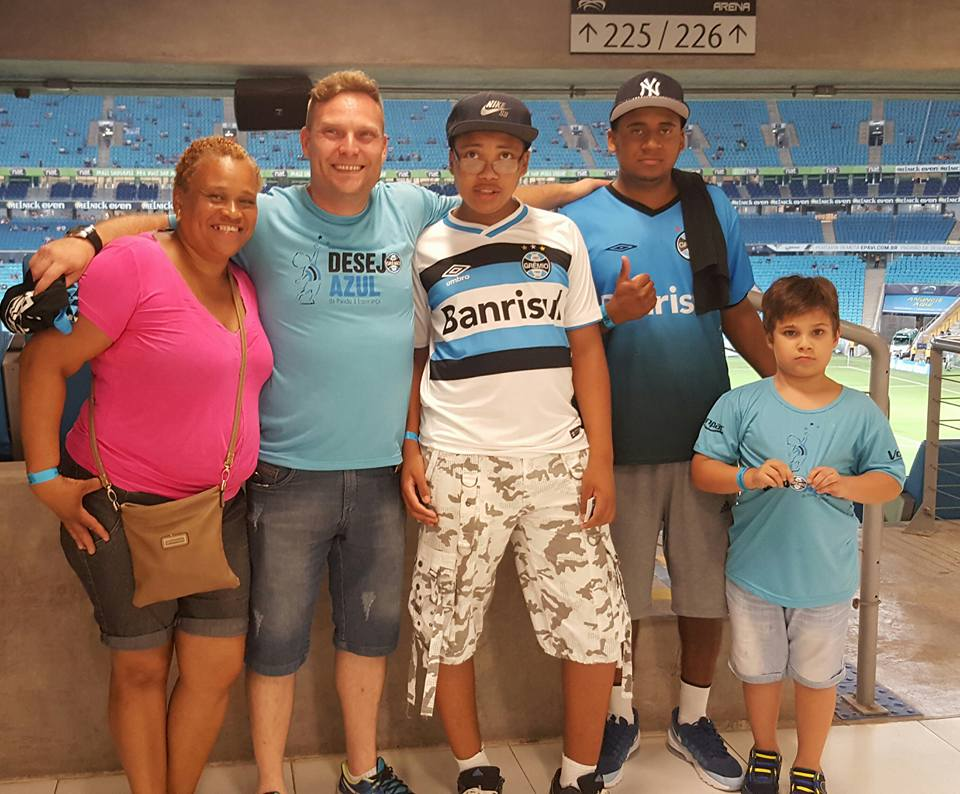 Cesar faz tratamento na AACD. Depois de ganhar a camiseta seu desejo era ver o Tricolor jogar na Arena. E com a colaboraçao do casal de voluntários Rafael Ferri , Priscila Amorim e seu filho, Cesar juntamente com sua māe e primo viram de perto a estreia do Grémio no Gaúchão e a vitória de 2 x 0.