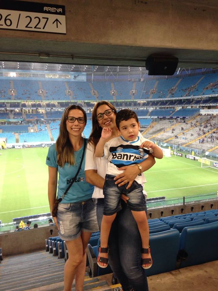 Guilherme da AACD já havia ganho a camiseta tricolor. Faltava agora assistir um jogo do seu amado tricolor na Arena. E isso foi possível graças aos voluntários Juliano Porto e Izana Scariott que levaram Gui e seus pais para assistirem a Grêmio x São José no último domingo pelo Gauchão.