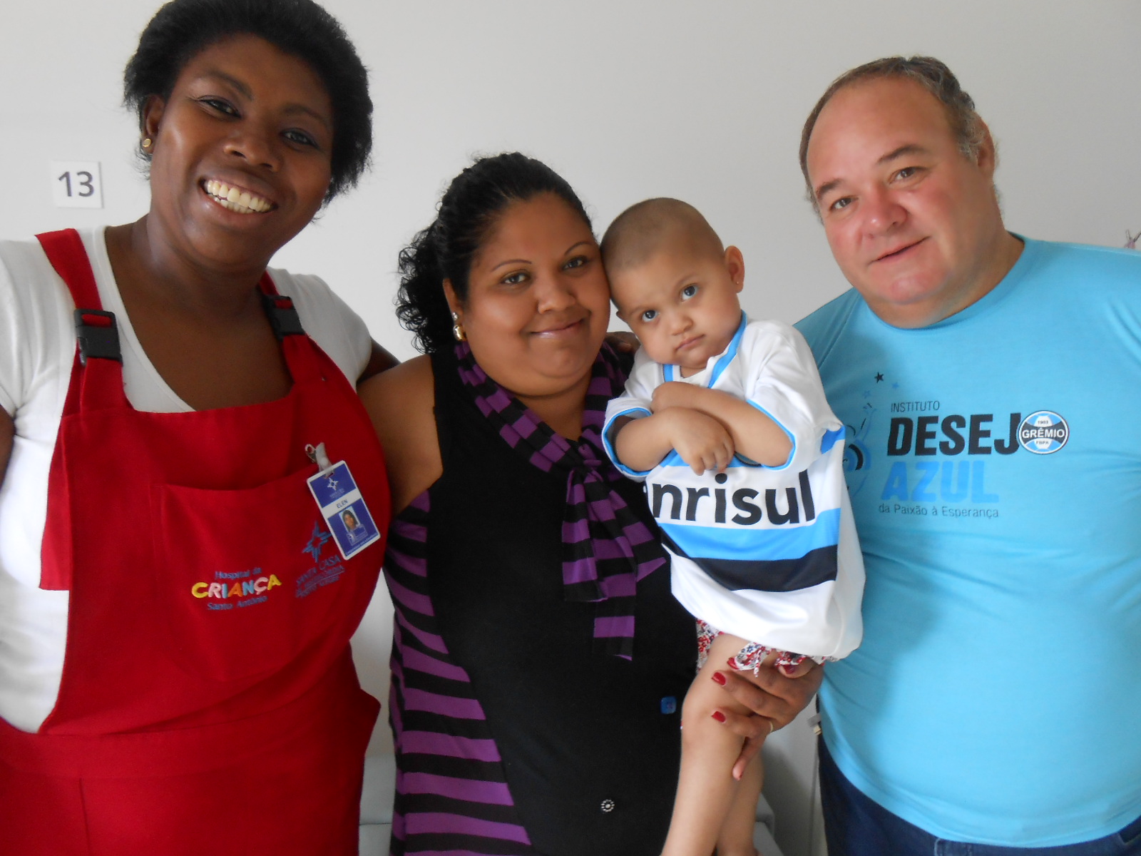 Isadora, a Isa tem 3 anos e está fazendo tratamento no Hospital da Criança Santo Antônio. A menina bem como a sua mãe que estava junto na ação e toda familia são de São Borja e muito gremistas. Isadora , essa guerreira tricolor ganhou sua camiseta do Grêmio personalizada do voluntário Cláudio Hanssen.