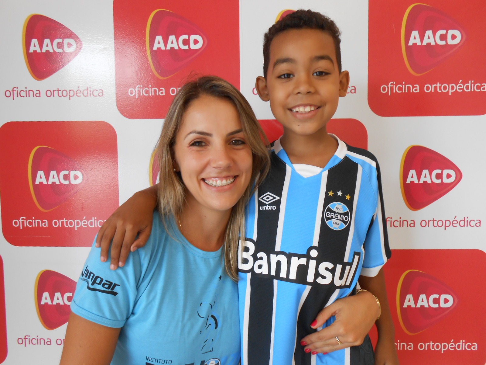 Gustavo faz tratamento na AACD. O menino graças a sua força de vontade e aos profissionais da instituição está cada dia melhor. E como bom guerreiro que é seu time não poderia ser outro que não o Grêmio. Gustavo agora vai ver a estreia do tricolor na Libertadores com a camiseta oficial personalizada que ganhou da voluntária Letícia Fratini.