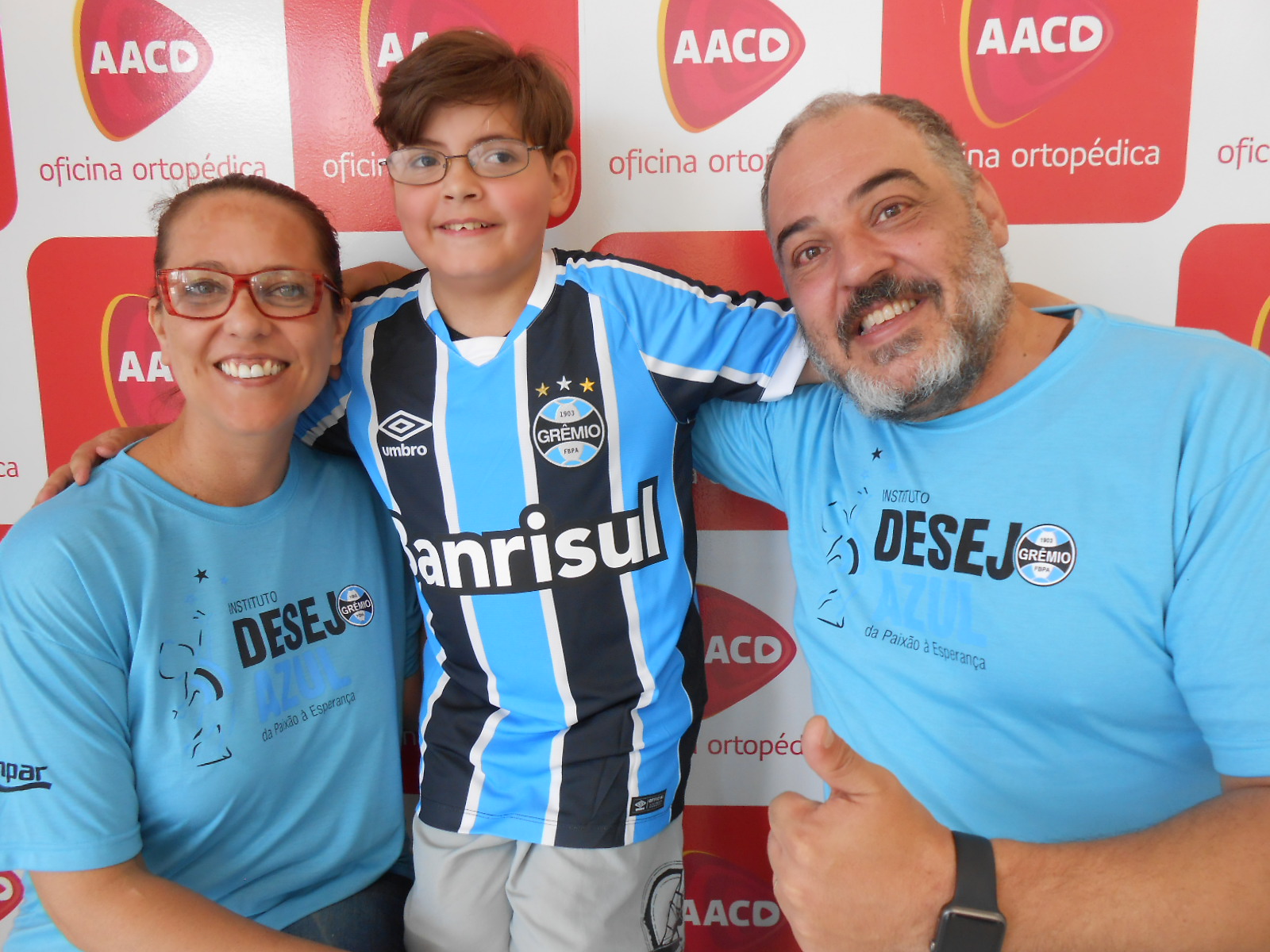 Bernardo estava eufórico. Vibrava como se fosse o autor de um gol na final de um campeonato. Chegou o dia tão esperado, de ganhar sua camiseta do Grêmio personalizada com seu nome. A ação com o menino que faz tratamento na AACD teve a participação dos voluntários Val Evaristo Darcanchy e Leandro Darcanchy.