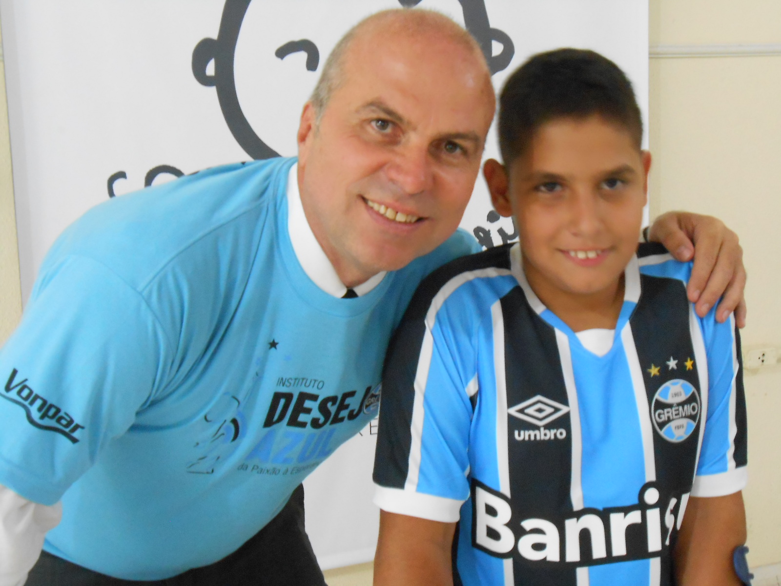 Thierry faz tratamento no Educandário São João Batista. O menino teve evoluções significativas no seu quadro de saúde graças aos profissionais daquela entidade e pela força de vontade de um gremistão que é. Thierry ganhou sua camiseta oficial personalizada com seu nome do voluntário Eduardo Barbosa.