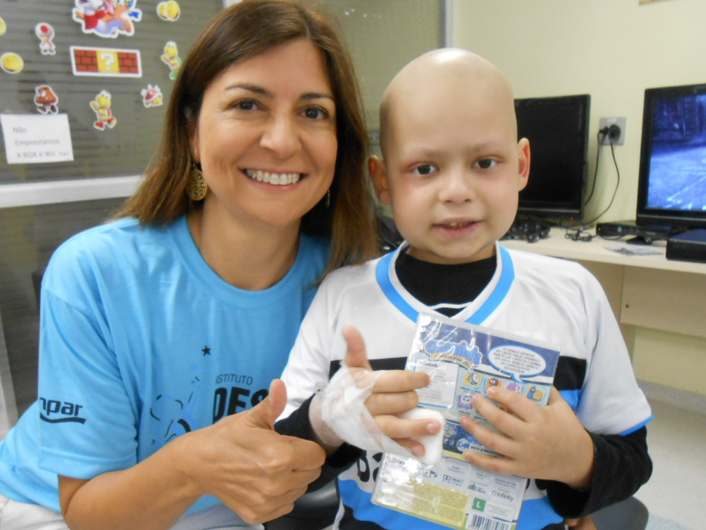 Estevão está fazendo tratamento no Hospital de Clínicas. É um forte, um lutador, um guerreiro que não se entrega como bom gremista que é. O gremista Estevão ganhou sua camiseta do Grêmio oficial personalizada com seu nome da voluntária Angélica Moreira.