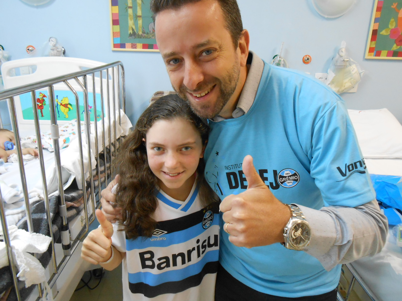 Nathally é de Camaquâ e está fazendo tratamento no Instituto de Cardioloigia. Depois do seu procedimento está pronta novamente para viver a vida e torcer pelo seu Grêmio. Nathally ganhou sua camiseta oficial personalizada com seu nome do voluntário Márcio Cardoso.