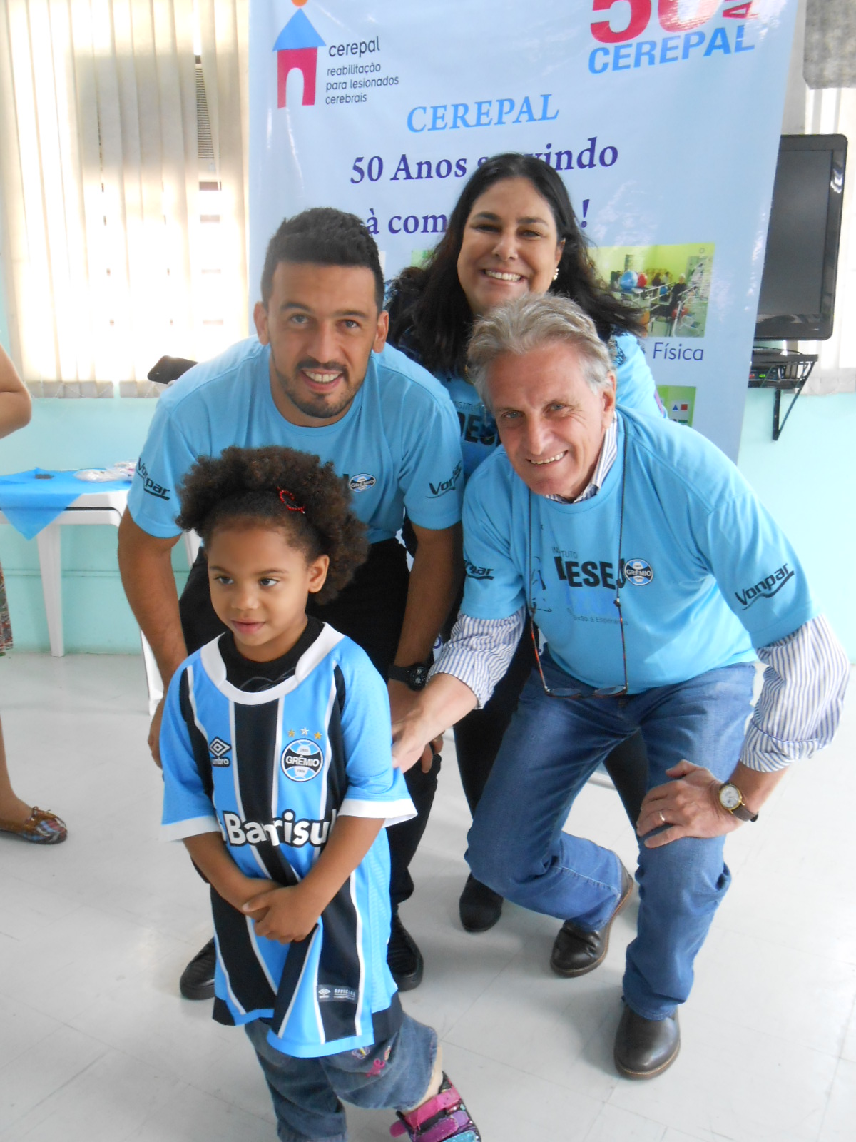 Nada melhor que comemorar a ação de número 1000 do Desejo Azul em grande estilo. Foi uma festa organizada pelas competentes Diretoras e funcionárias daquela instituição que contou com balões, faixas, bolo e muito calor humano. O lateral Edílson esbanjou simpatia e distribui sorrisos e autógrafos para todos os presentes. Na ocasião a menina Traice foi a ganhadora da camiseta oficial do Grêmio. A ação contou também com voluntários ilustres como Paulo Luz e Melissa Paiva.