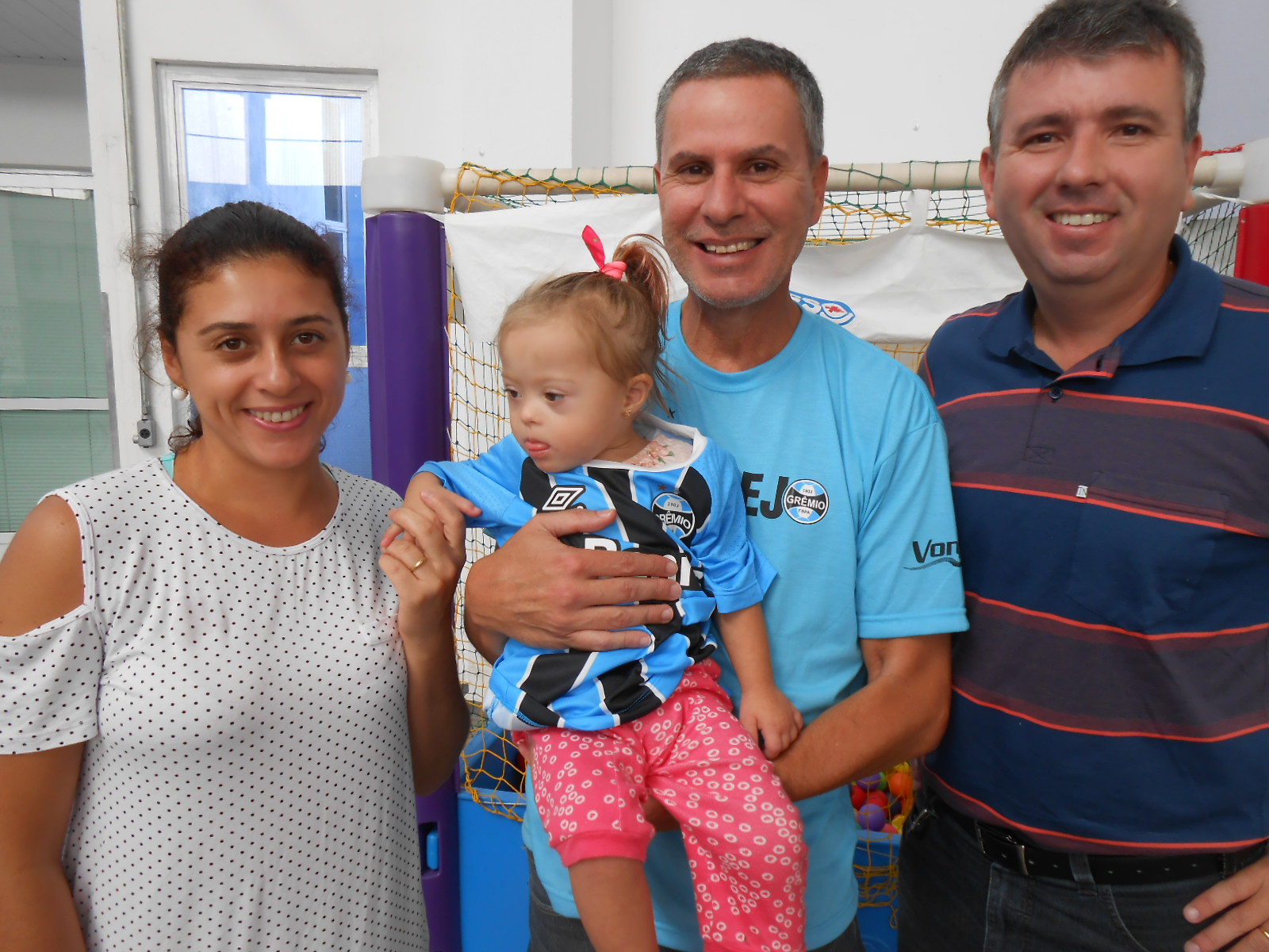 Maria Clara tem três anos e faz tratamento na Kinder. Segundo seus pais e avô que estavam presentes na ação sempre demonstrou ser uma gremista fervorosa. De tanto ver o pai comemorar um gol tricolor ela levanta a mãozinha toda vez que que ouve alguém dizer Grêmio ! A menina ganhou sua camiseta oficial personalizada com seu nome do voluntário Ricardo Padão.