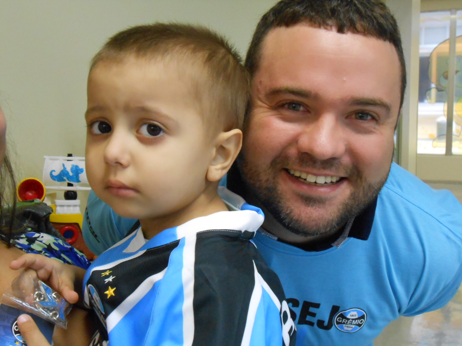 Kaleb está fazendo tratamento no Hospital de Clínicas. Uma luta brava e que com certeza vai ser vencida por esse guerreirinho tricolor. Kaleb ganhou sua camiseta oficial do Grêmio personalizada com seu nome do voluntário Dione Peterson.