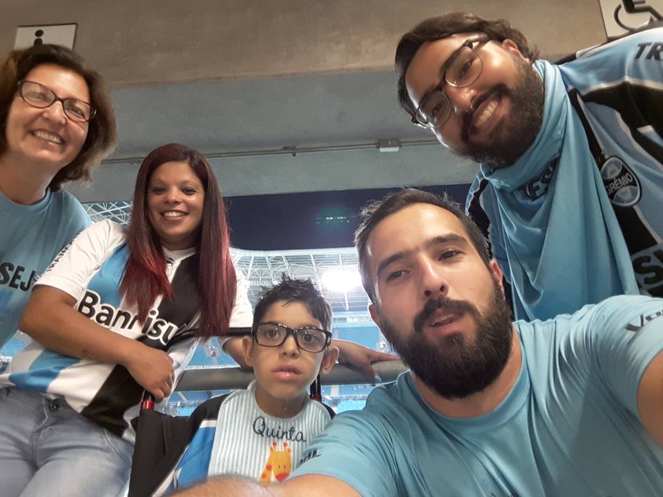 Daniel faz tratamento na AACD e já havia ganho sua camiseta do Grêmio numa de nossas ações. . Faltava agora realizar mais outro desejo, assistir pela primeira vez um jogo do Tricolor na Arena. E com a colaboração dos voluntários Ricardo Medeiros, Rodrigo Medeiros e Cláudia Gaelzer Dani foi assistir Grêmio 1 x 1 Ceará.