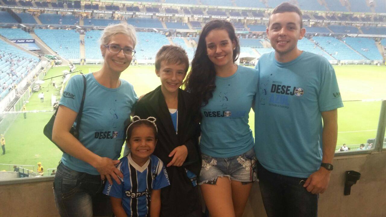 Lorenzo estava muito emocionado E não era para menos pois sentiu o clima e a vibração do clássico Gre-Nal bem de perto. W quem ajudou a levar Lorenzo, sua mãe e irmãzinha ao jogo foram os voluntários Thais Machado, Sílvio Tomaz e Sandro Machado.