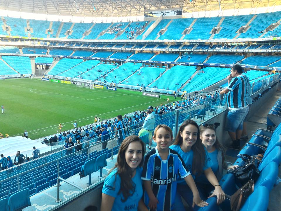 Foram quase 5 horas de viagem de Sananduva até Porto Alegre. Para Cauã não foi nada porque o que ele queria mesmo era assistir o Grêmio pela primeira vez na Arena. E com a colaboração das voluntárias Melina Hauck, Rhaissa Paula Quaini e Thaila Quaini o menino Cauã e sua mãe viram de perto Grêmio 1 x 1 Veranópolis.