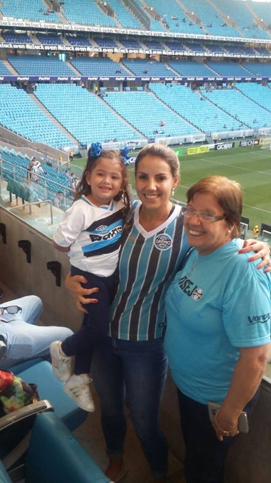 Nāo poderia ser melhor a primeira vez que a pequena Isis foi na Arena. Afinal ela e seus pais vibraram muito com os quatro gols na vitória do Tricolor sobre o Juventude . Participação dos voluntários Leticia Fratini, Maria Helena Mendes Fico e Paulo Roberto Bragança Mendes.