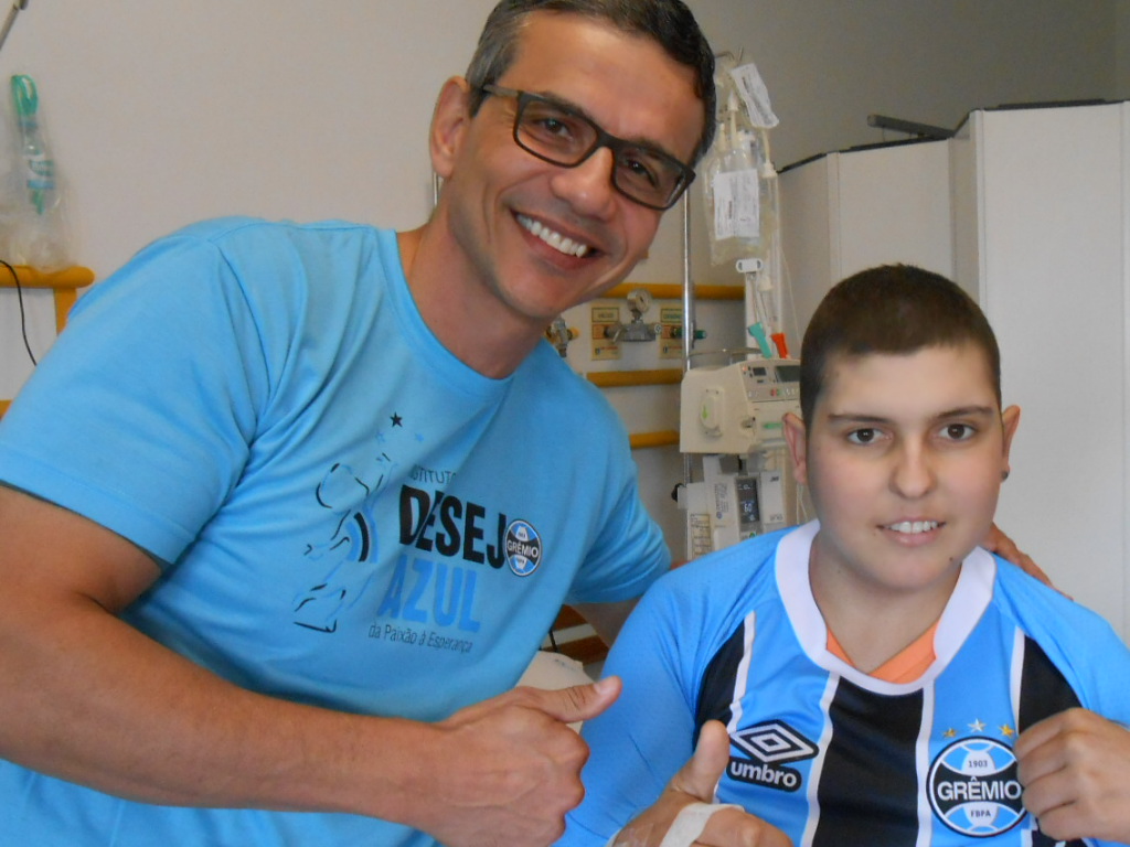 Vinicius o Vini tem 17 anos e está fazendo tratamento no Hospital da Criança Santo Antônio. Esse é dos bons gremistas mesmo! Um guerreiro, um forte que com certeza vai dar a volta por cima. Vini ganhou sua camiseta do Grêmio oficial personalizada com seu nome do voluntário Luciano Médici.