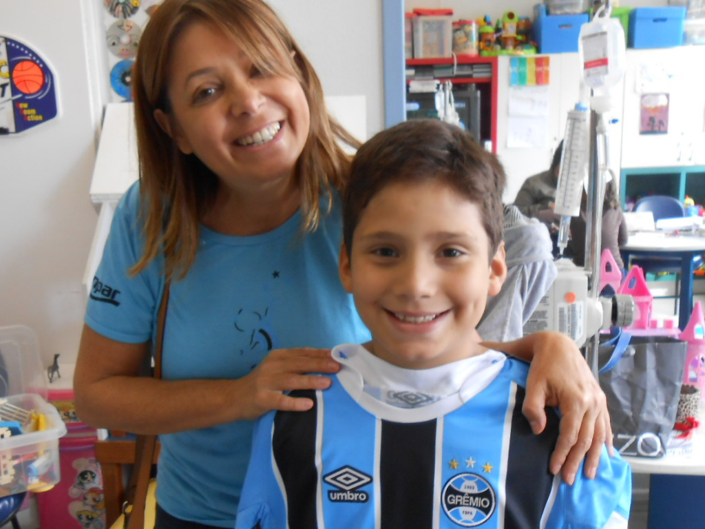 Vitor faz tratamento no Hospital São Lucas da PUC. Se recupera a cada dia com a força que todo o gremista tem nas horas mais difíceis. Vitor vai torcer pelo seu Grêmio amanhã na Libertadores com a camiseta oficial do Tricolor que ganhou da voluntária Viviane Intini.