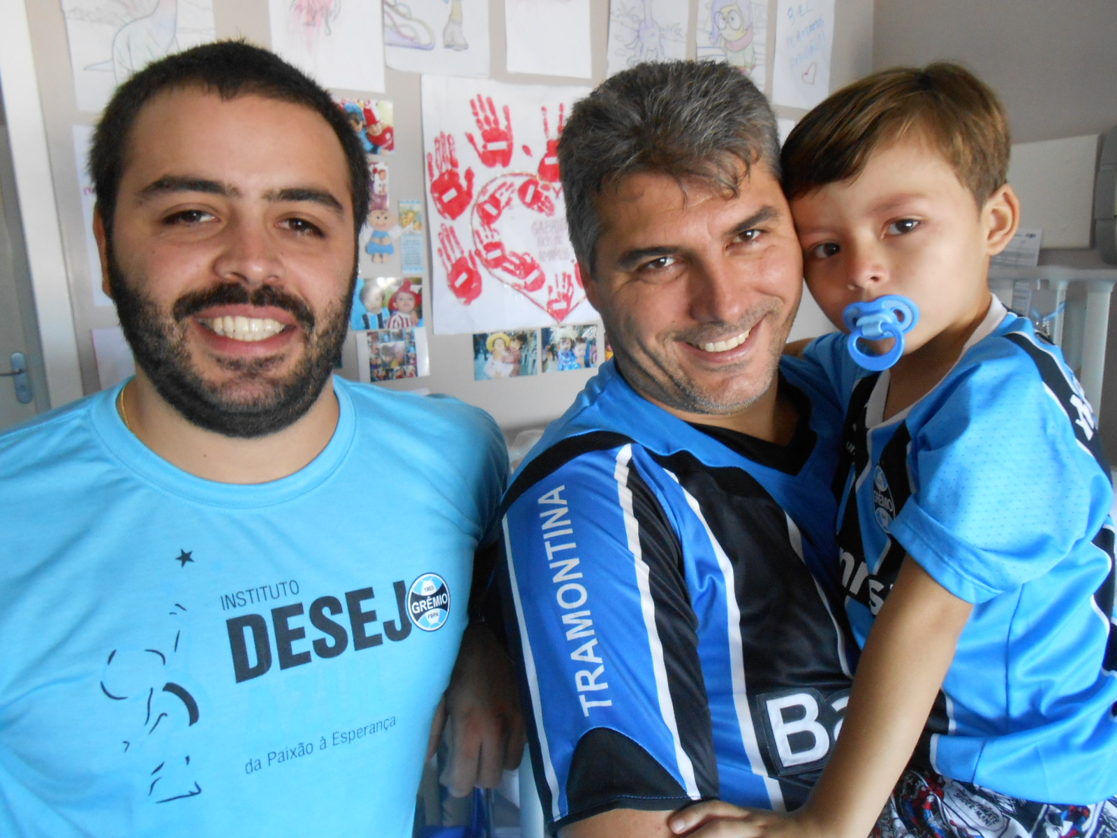 Gabriel tem 3 anos é de Rio Grande e está fazendo tratamento no Hospital Moinhos de Vento. Puxou seu pai e é um grande gremista. Não perde um jogo do Tricolor na tv. Gabriel é um gremistão de muita raça e fibra e vai ganhar essa luta com certeza ! E com a colaboração do voluntário Felipe Beckel levamos uma camiseta oficial personalizada e mais alguns presentes.