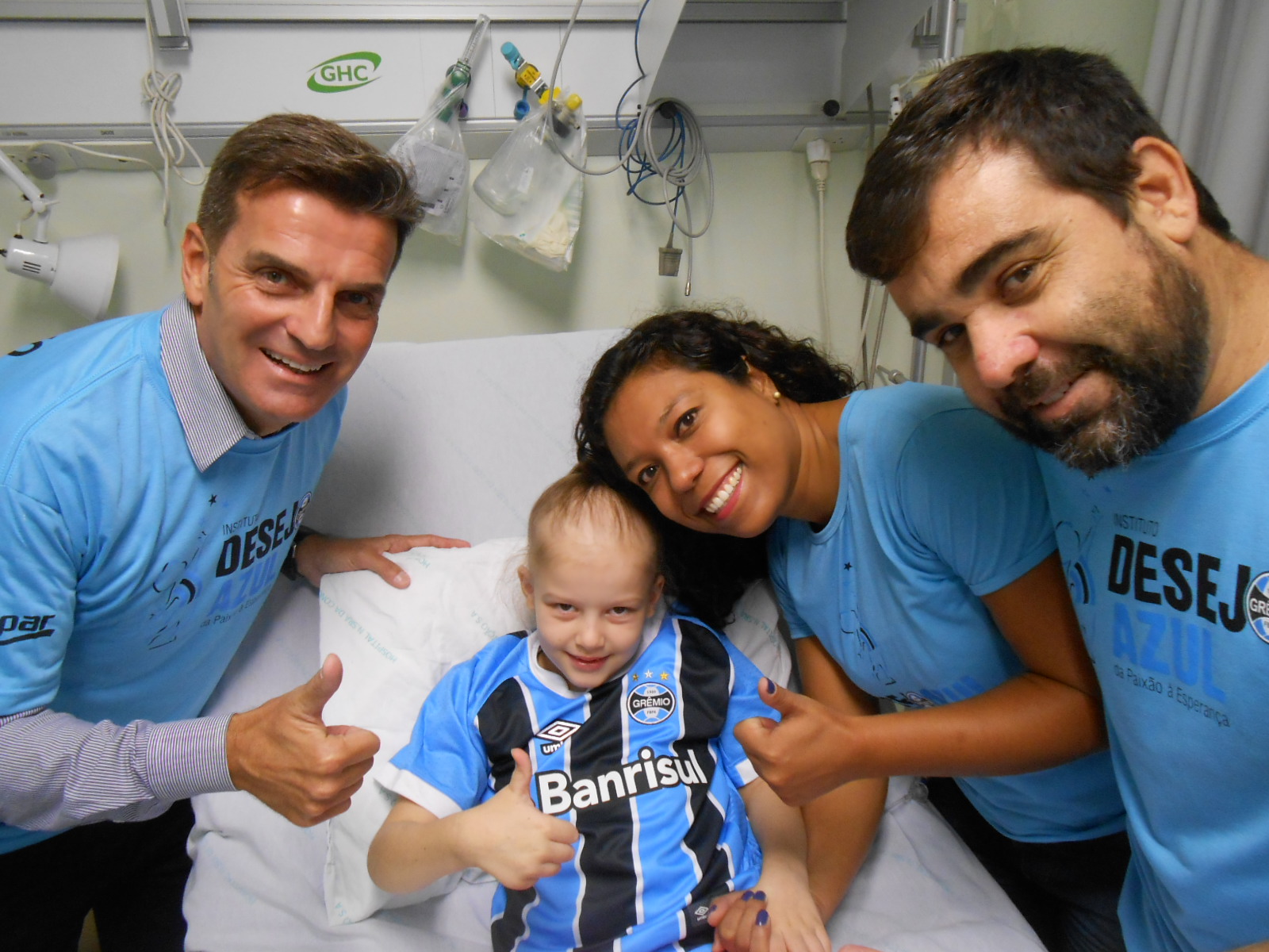 Lulu , a Luana Luíza, está fazendo tratamento no Hospital Conceição. É uma grande gremista que está precisando de força e carinho neste momento. E nada melhor que levar até ela o trio de voluntários Alice Guedes, Adriano Lucas e Eduardo Carvalho que levaram para a menina além de uma camiseta oficial do Grêmio personalizada com seu nome , palavras de fé e esperança. Lulu é uma vencedora e vai ganhar essa batalha.