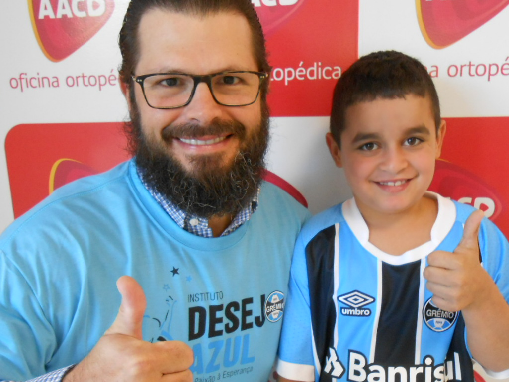 Eikon faz tratamento na AACD. É um torcedor fanático do Grêmio. Sabe escalação, conhece a história do clube , vibra e comemora como poucos as vitórias do Tricolor. Eikon desejava uma camiseta oficial do Imortal e ganhou com a colaboração do voluntário Fábio Floriani.