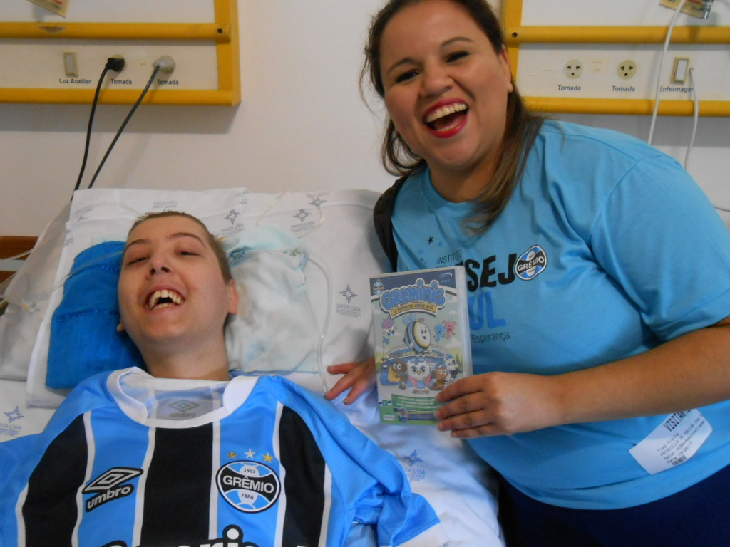 Gabriel tem 16 anos e faz tratamento no Hospital da Criança Santo Antônio. É um gremistão de verdade ! Até seu cobertor no quarto era do Grêmio. Acompanha e vibra muito em cada jogo do tricolor. Gabriel ganhou um DVD e uma camiseta oficial personalizada com seu nome da voluntária Priscila Aguiar.