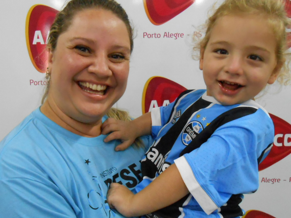 Miguel faz tratamento na AACD. De uma familía toda de gremistas o menino era só alegria ao vestir sua camiseta do Grêmio. Agora é torcer pelo tricolor nos campeonatos e que Miguelzinho venha a ter cada vez mais progressos na AACD. A ação contou com a participação de voluntária Audrei Magistrali.