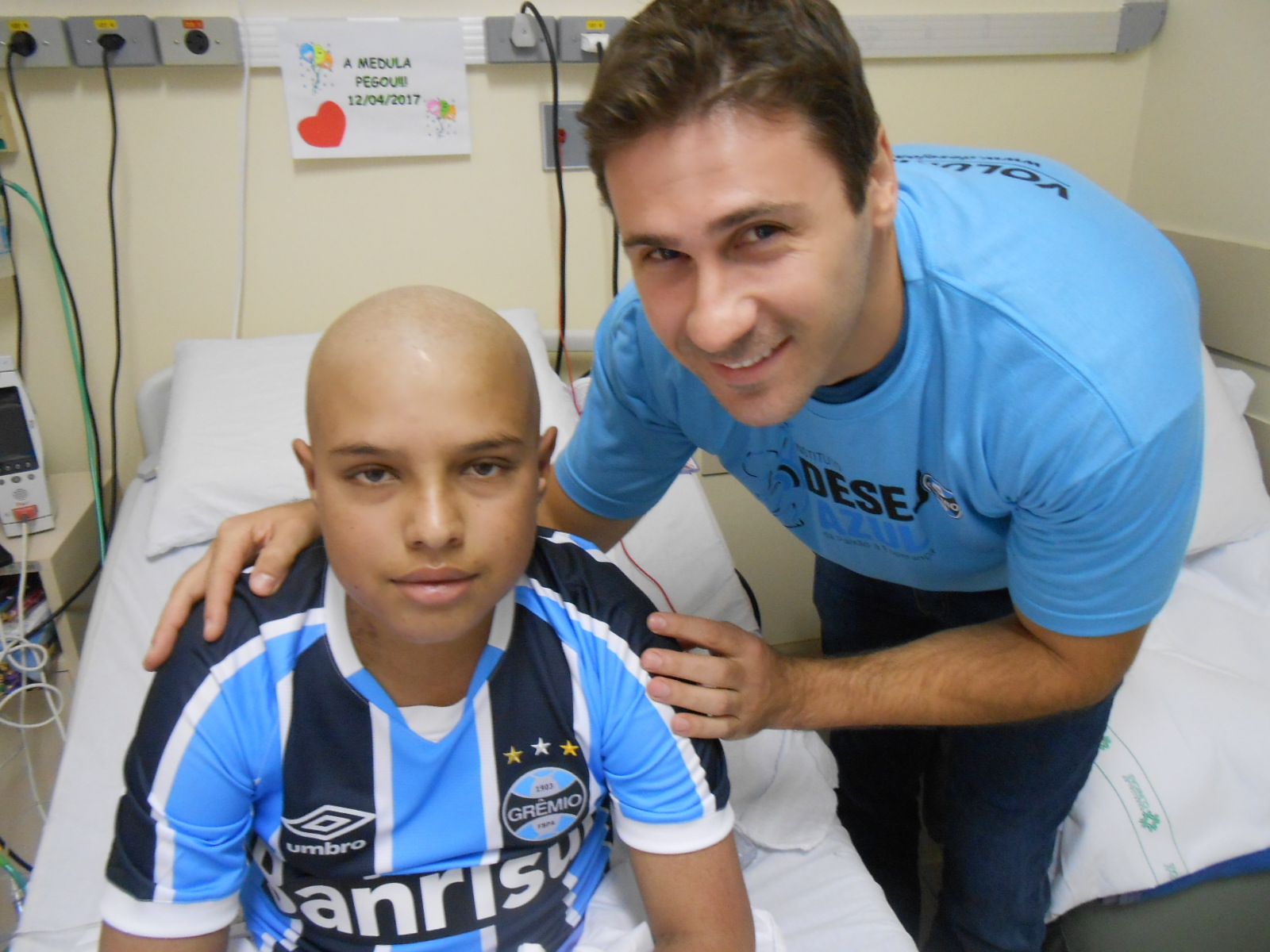 Thomas faz tratamento no Hospital de Clínicas. É um gremistão de quatro costados. Um valente, um bravo que assim como o seu time do coração , o Grêmio, vai dar a volta por cima. Thomas ganhou sua camiseta oficial personalizada com seu nome do voluntário Fernando Rossi.