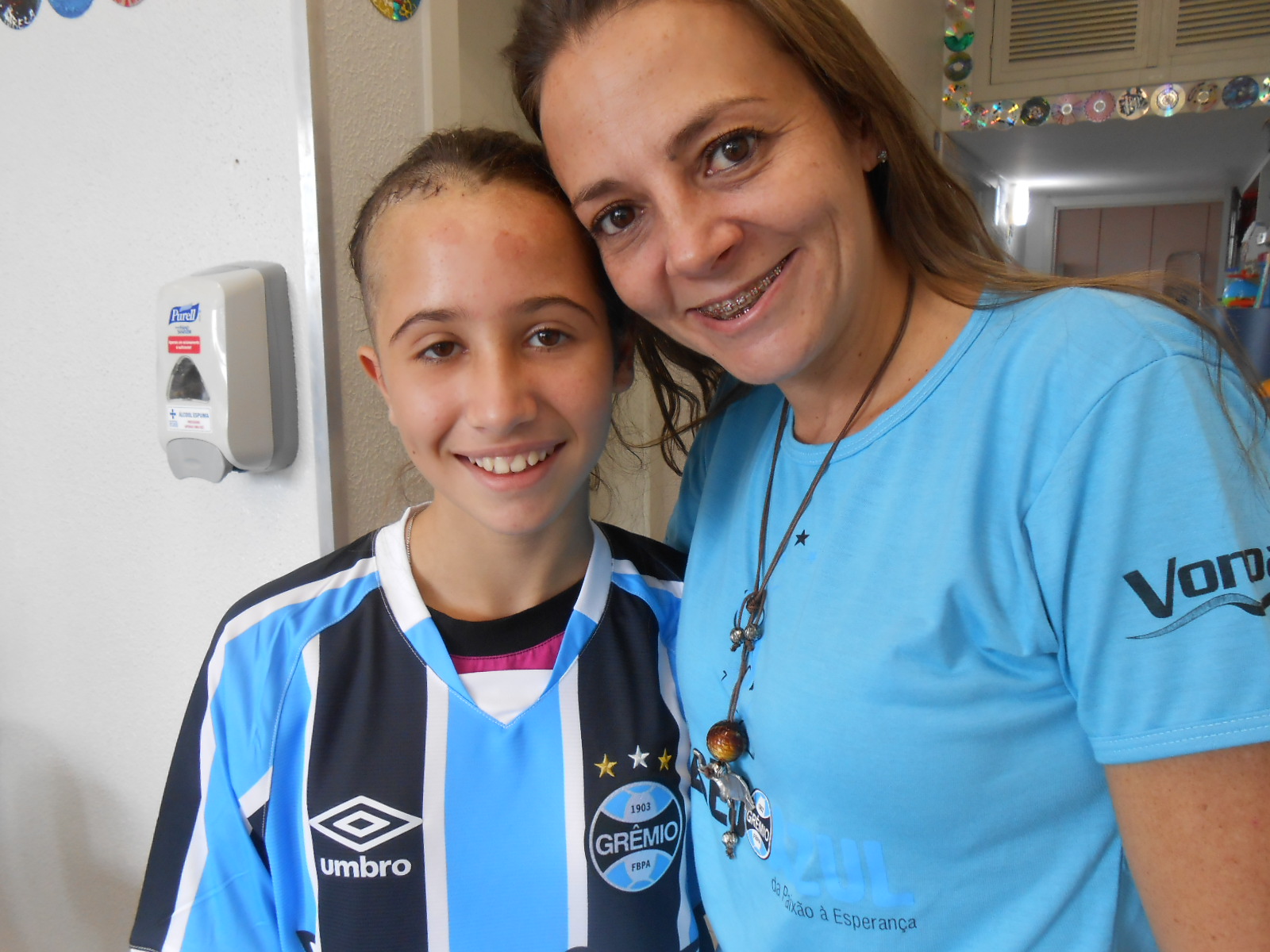 Gabriela faz tratamento no Hospital São Lucas da PUC. Esta vencendo essa batalha da vida com muita raça e bravura. Além de tudo é uma gremista que não se abate e seja com qual resultado sempre carregará o Grêmio no seu coração tricolor. Gabriela ganhou sua camiseta oficial personalizada com seu nome da voluntária Nara Sonallio.