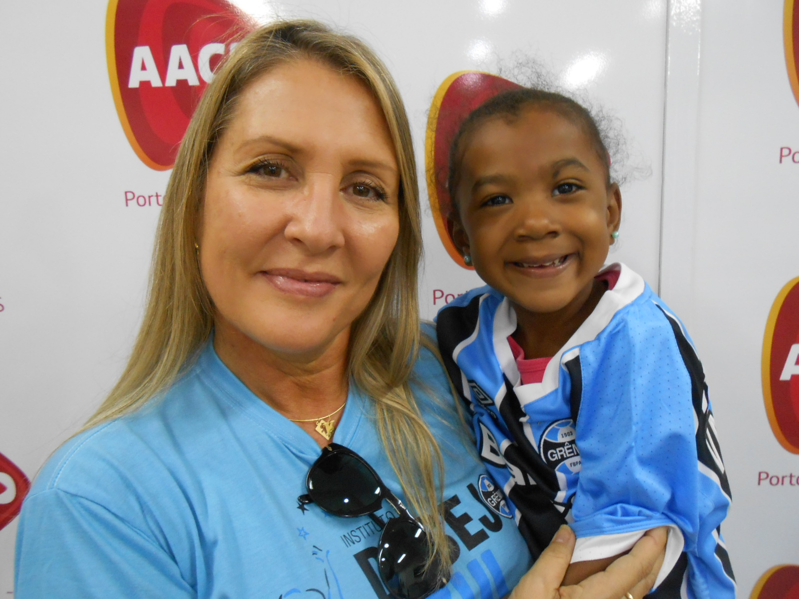 Faltaram adjetivos para falar sobre essa gremistinha. Valentina é doce, esperta, querida, uma graça de menina A menina que faz tratamento na AACD ficou mais bonita ainda quando ganhou a camiseta oficial do Grêmio personalizada com seu nome da voluntária Karla Steiner.