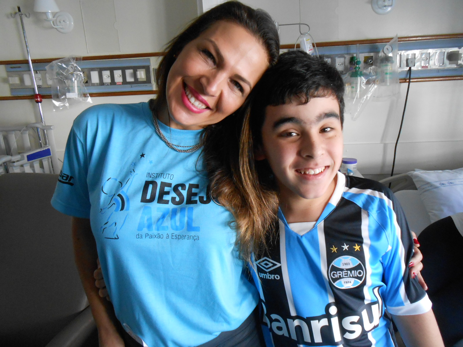 Gabriel faz tratamento no Hospital Moinhos de Vento. Tudo era uma surpresa para ele preparada pelas funcionárias do hospital e sua mãe. Até que o Desejo Azul chegou ao seu quarto, em especial a voluntária Andresa Grolli que entregou a ele uma camiseta oficial do tricolor personalizada com seu nome. Saúde Gabriel !