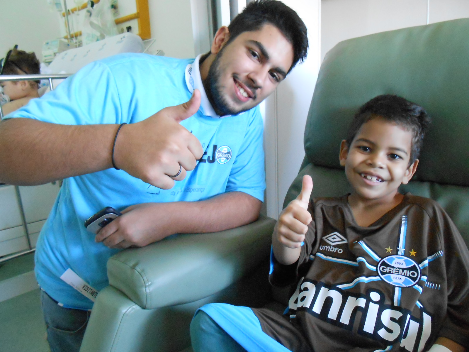 Danilo faz tratamento no Hospital da Criança Santo Antônio e o seu desejo era ganhar uma camiseta de goleiro, igual aquela que o Marcelo Grohe usa nas partidas.Com a colaboração do voluntário Bruno Abichequer levamos a camiseta personalizada para o menino que hoje irá vesti-la para torcer por mais uma vitória do Tricolor.