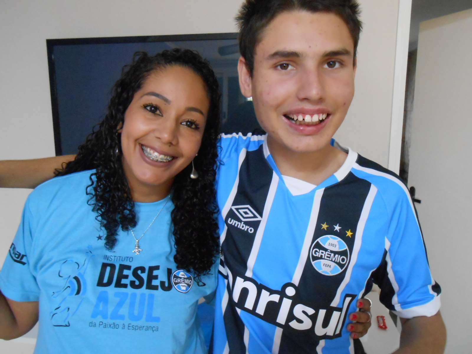 Estevão faz tratamento na APAE de Canoas. É um menino extremamente inteligente e sensível . Pergunta tudo, sabe tudo, principalmente das coisas do seu time do coração. Estevão agora com a nova camiseta oficial do Grêmio que ganhou da voluntária Meiri Lopes só quer saber de melhorar sua saúde e vibrar com o Tricolor na Libertadores.