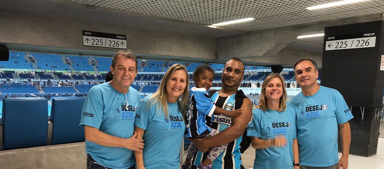 Valentina já havia recebido sua camiseta do Grêmio em recente ação. Faltava conhecer a Arena. Agora não falta mais pois a menina e seu pai foram ver a vitória do Grêmio contra o América/MG ontem à noite e puderem conhecer de perto este templo tricolor. A ação contou com a colaboração dos voluntários Karla Karla Gomes Steiner, Fernando Baroni Silveira, Josiane Noal e Rogério Garcia.