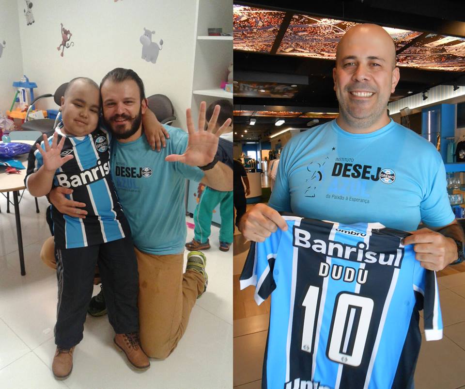 A camiseta do Grêmio subiu mais uma vez a serra. Desta vez quem ganhou foi o Eduardo que faz tratamento no Hospital Geral de Caxias do Sul. Para tanto contamos com a colaboração do voluntário Marcelo Campos em Porto Alegre e do voluntário Gabriel Dalsoto que tratou de entregar o presente azul em mãos para o menino. Agradecimentos também a Bruna Monssani.