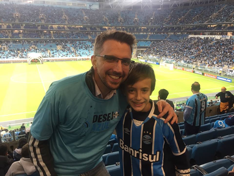 Lorenzo é um pé-quente mesmo! Ele e sua familía foram ontem na Arena e assistiram os quatro gols do Grêmio contra o Guarani do Paraguai pela Libertadores. A ação contou com os voluntários Leandro Tuchtenhagem, Luis Paulo Vieira e Diego Dias.