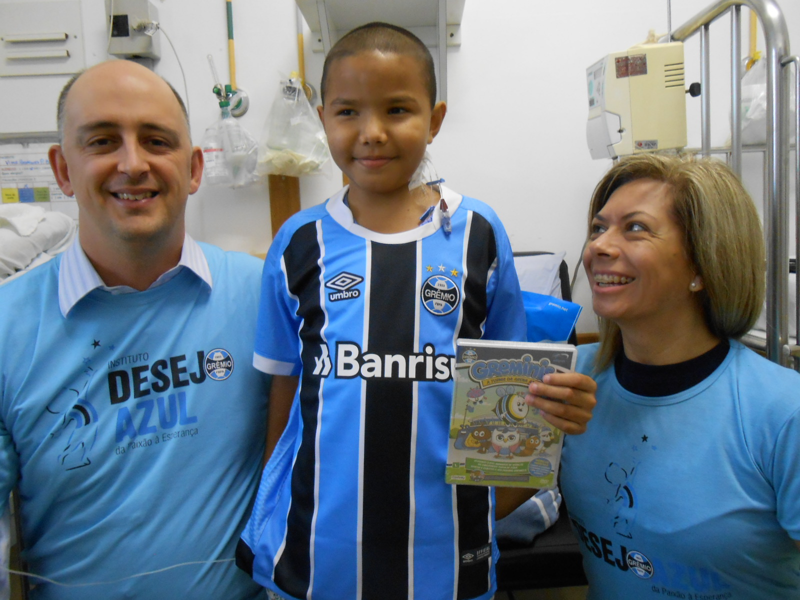 Vitor faz tratamento no Hospital Conceição. É um gremista bravo e lutador que com certeza em breve vai estar na Arena assistindo uma partida do seu querido Tricolor. Vitor ganhou sua camiseta do Grêmio dos voluntários Fábio Pfeiff e Rosane Trapaga.