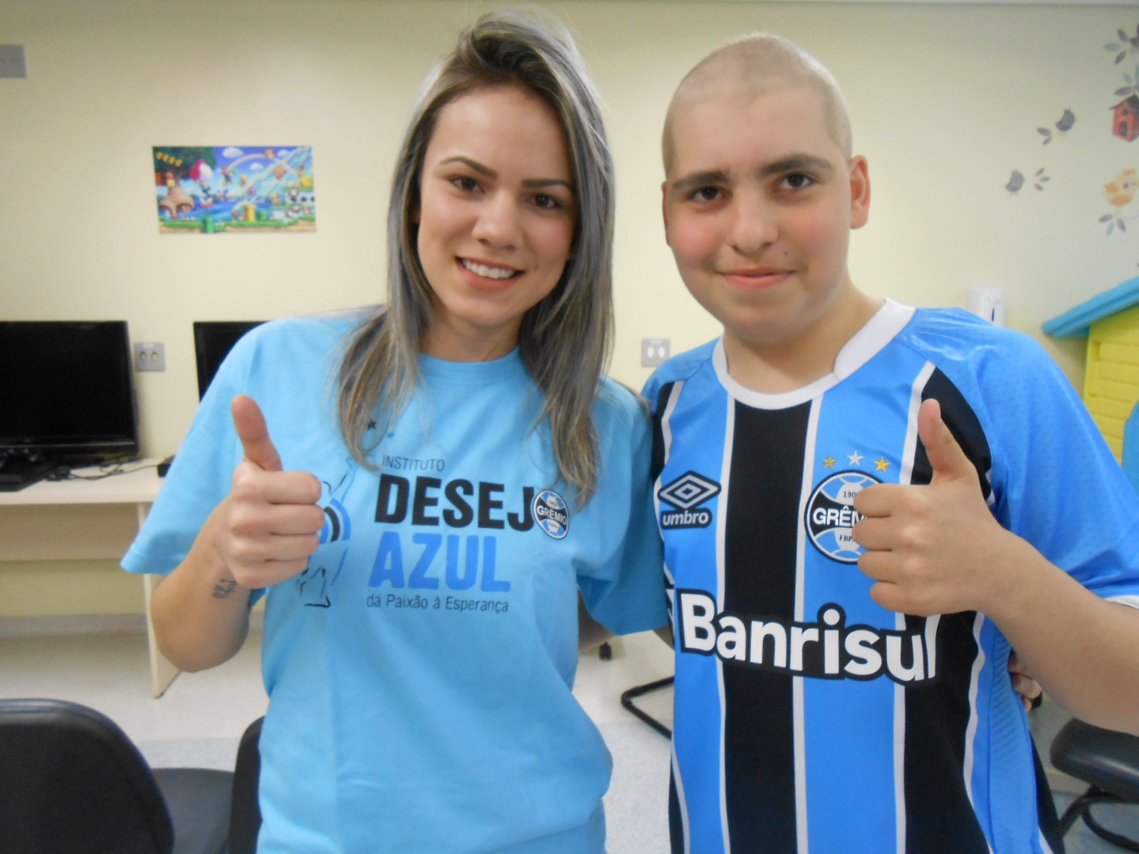 Igor faz tratamento no Instituto do Câncer Infantil. A cada dia que passa melhora seu estado de saúde. E com certeza ficará melhor agora depois que ganhou da voluntária Mariana Rosa a camiseta oficial do Grêmio que Igor vestirá na estreia do tricolor no Brasileirão.