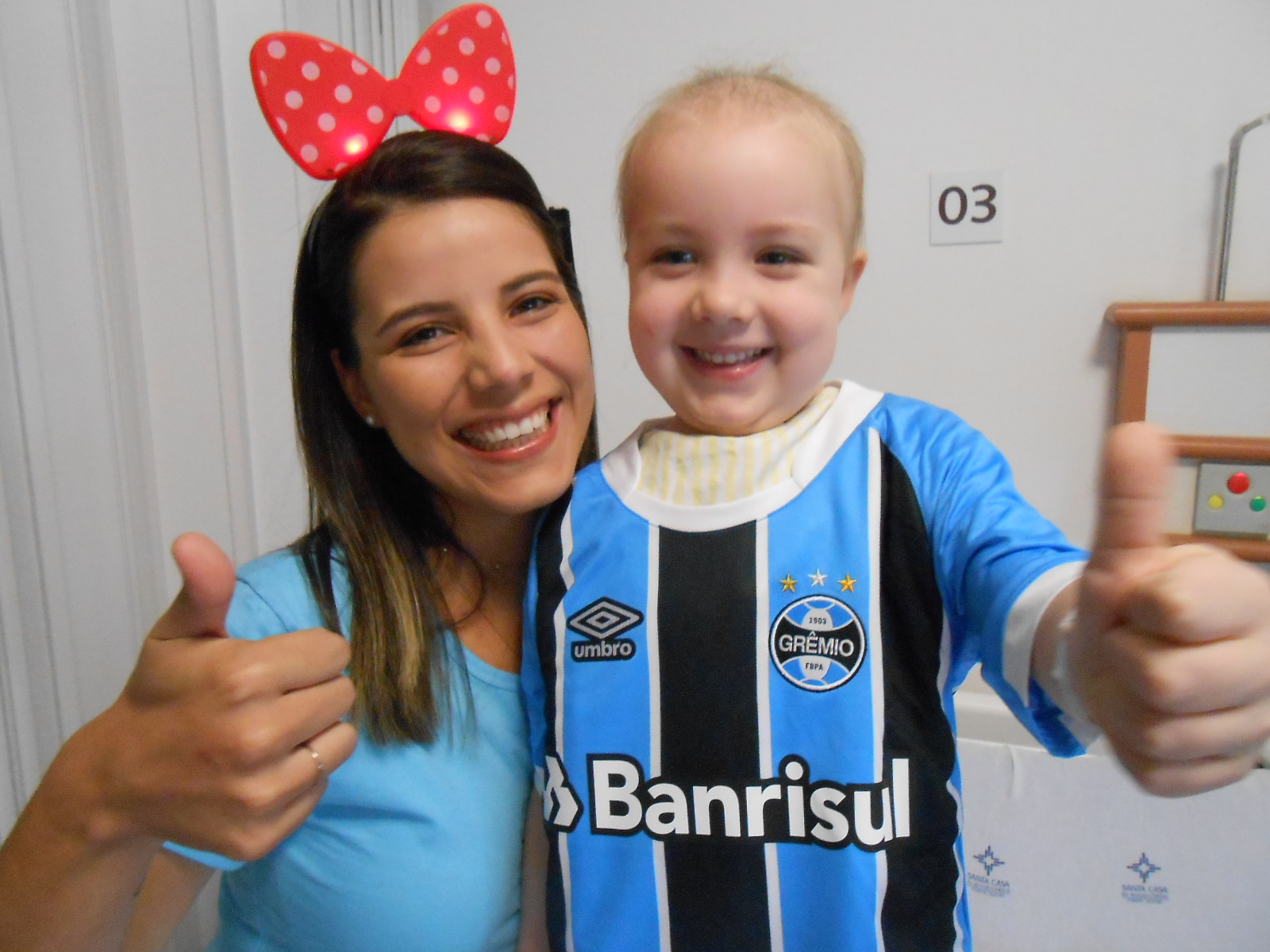 Alice faz tratamento no Hospital da Criança Santo Antônio . É uma menina meiga, doce e extremamente carinhosa. Além disso uma gremista fanática. que torce e vibra sempre que o Grêmio joga. Com a colaboração da voluntária Priscila Fagundes levamos além de palavras de fé e esperança uma camiseta oficial do Tricolor e mais alguns presentes. Força Alice!