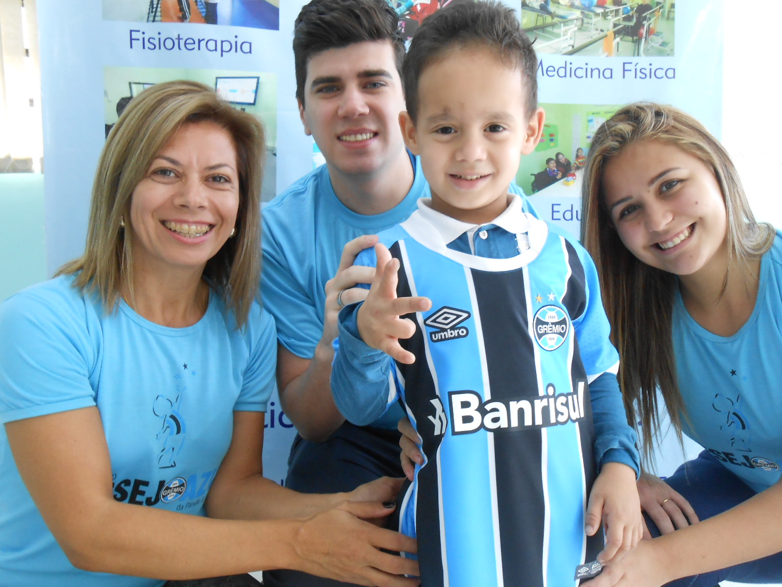 Miguel faz tratamento na CEREPAL. Além de ser um menino doce e muito esperto é um gremista de sangue muito azul. Vibrou bastante quando ganhou sua camiseta oficial do Grêmio personalizada com seu nome dos voluntários Felipe Portalete, Ariane Baumart e Rosane Trapaga.