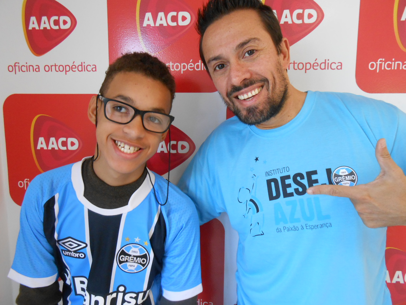 Dionata faz tratamento na AACD. Ele agora esta preparado para vibrar como nunca na Libertadores pois ganhou sua camiseta oficial do voluntário Pierre Gonçalves.