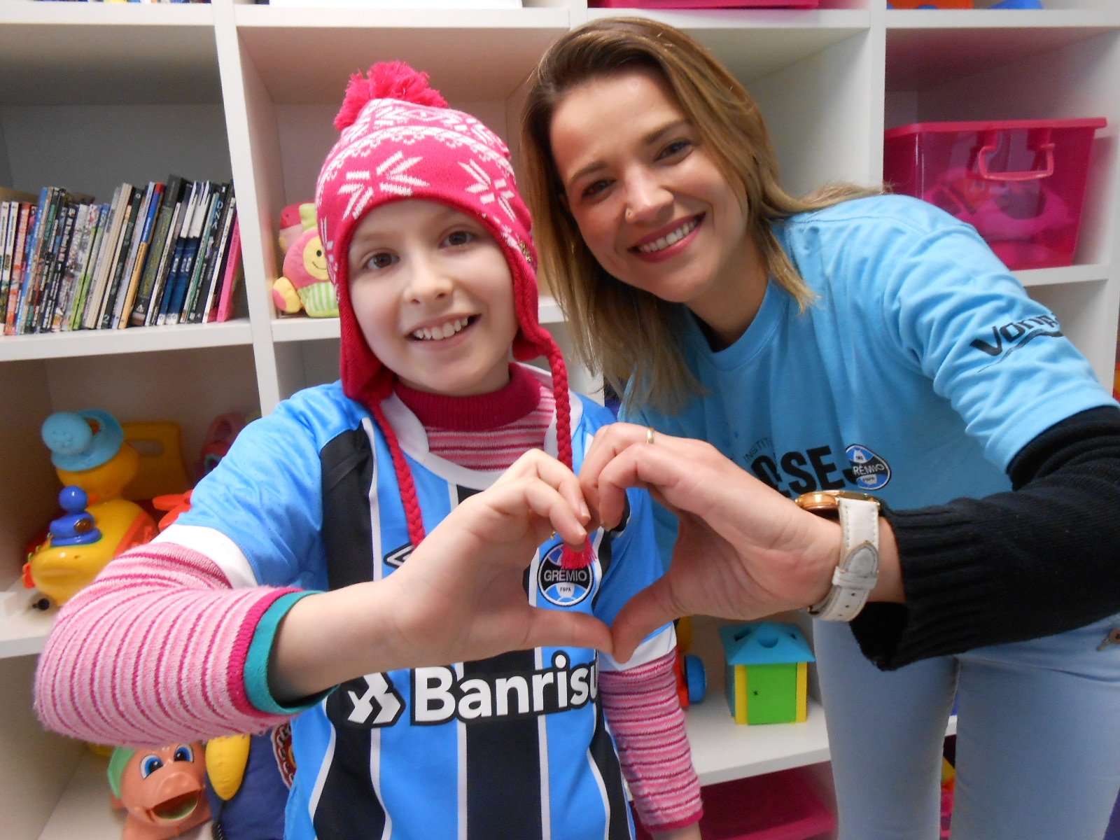 Giovanna está fazendo tratamento no Instituto do Câncer Infantil. Está firme na batalha e não é por qualquer adversidade que ela se abate, assim como o seu amado tricolor. Giovanna ganhou sua camiseta oficial do Grêmio da voluntária Fabiane Beneduzi.