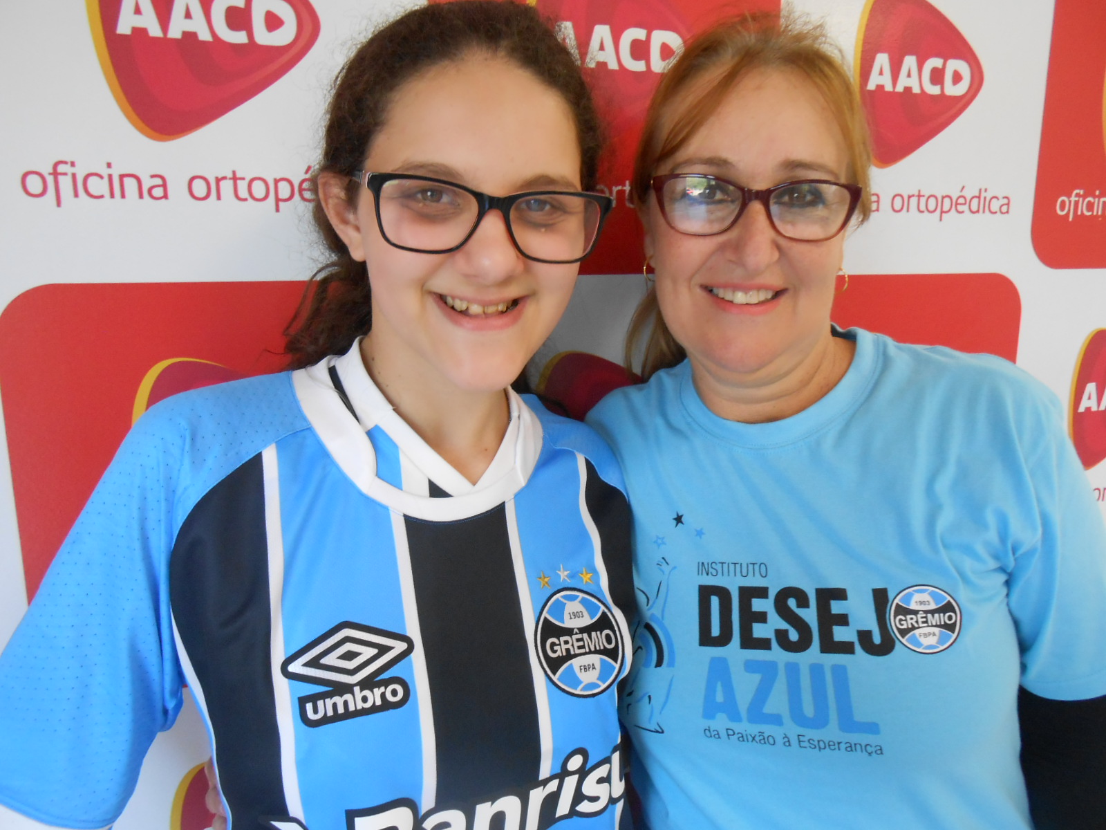 Stafany faz tratamento na AACD . É uma gremista como poucas, sabe , acompanha e conhece tudo de Grêmio. A menina é fanática mesmo! Stefany desejava uma camiseta do Grêmio oficial e ganhou da voluntária Carla Maria Borba Hennemann.