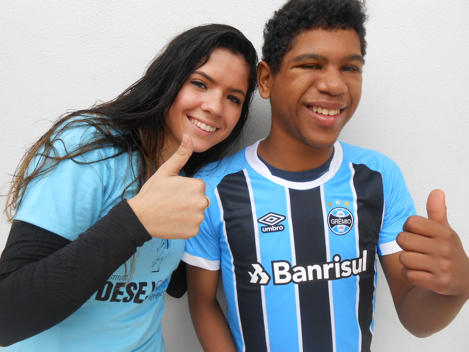 Olha o gremistão Fernando completando seus 15 anos em altíssimo estilo ! Merece muito esse grande tricolor que está no abrigo AR10 na Chácara das Pedras. Fernando ganhou sua camiseta oficial do Grêmio da voluntária Júlia Neumann. Saúde sempre Fernando!