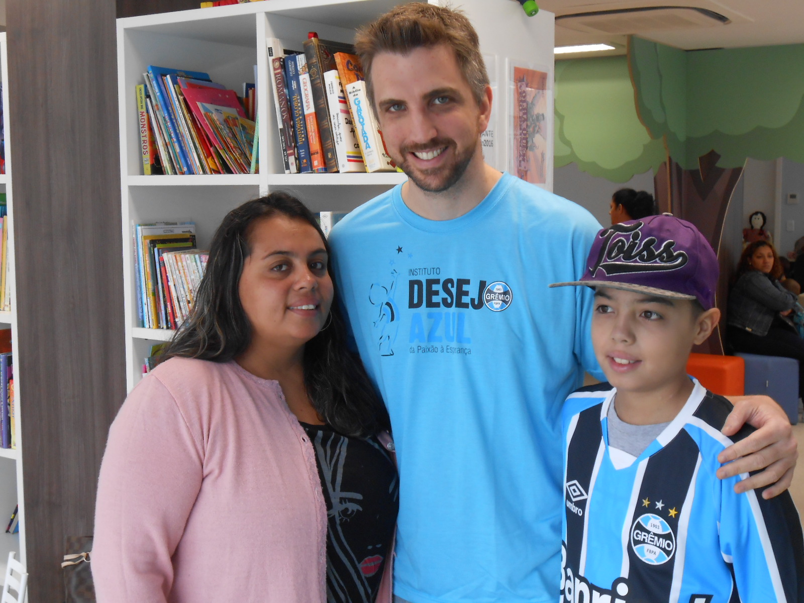 Micael está terminando seu tratamento no Instituto do Câncer Infantil. Foi um sucesso. Agora ele já pode ver de perto seu tricolor jogar na Arena. Primeiro ganhou sua camiseta oficial personalizada com seu nome do voluntário Leandro Tuchtenhagem.