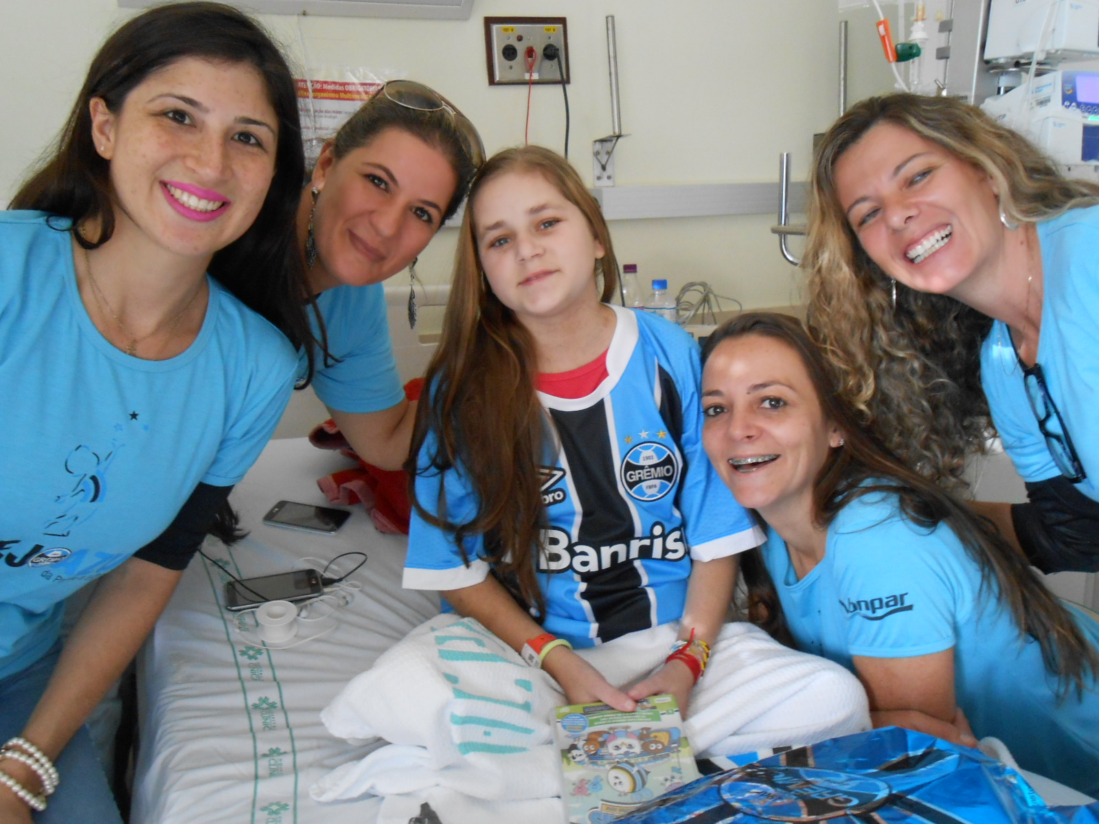 Jully faz tratamento no Hospital de Clínicas. É uma guerreira como sua mãe que vem lutando bravamente ao lado de sua filha. Dia a dia acompanhando todos os passos de Jully. No dia de hoje nosso carinho e homenagem a todas estas MÃES superpoderosas que estão ao nosso lado nos piores e nos melhores momentos. A ação contou com a participação das voluntária Linda Barth, Bia Machado, Priscila Simon e Nara Sonallio.