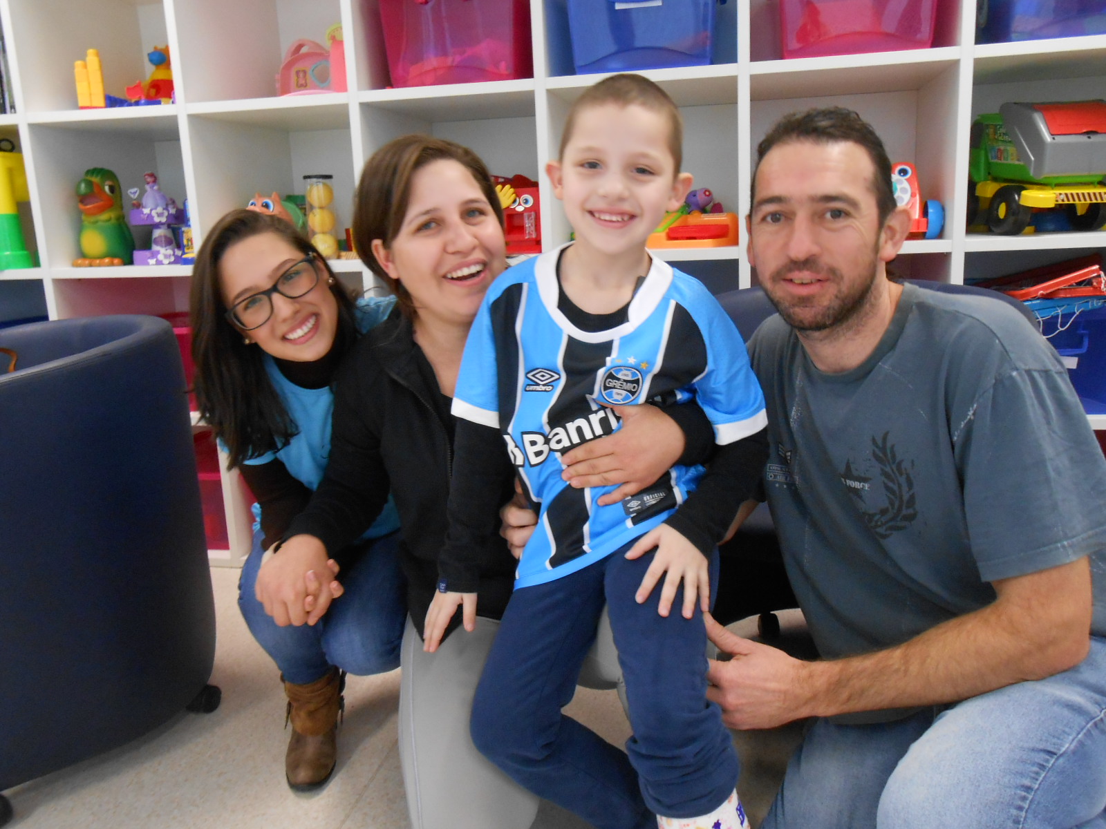 Betina faz tratamento no Instituto do Câncer Infantil. Quem a vê nas fotos não imagina o quanto essa menina é cheia de vida. Uma alegria contagiante. Betina se recupera dia após dia e com certeza terá muito tempo para curtir o seu Grêmio. A menina ganhou sua camiseta oficial do Imortal da voluntária Júlia Scussel de Andrade.