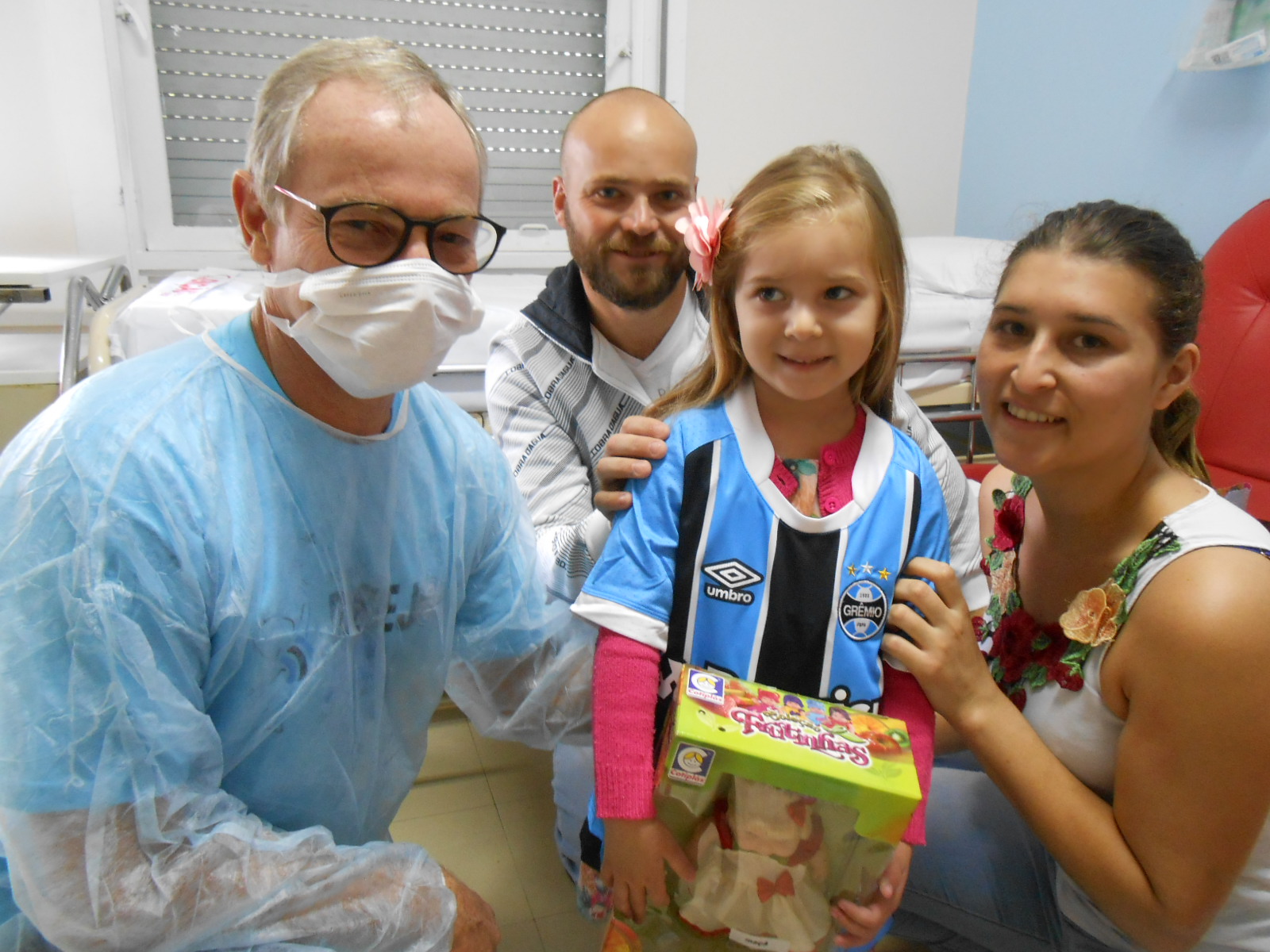 Kamily está fazendo tratamento no Instituto de Cardiologia. A menina gremista de quatro anos tem ao seu lado toda a torcida tricolor. Como se não bastasse tem a raça e a bravura de uma imortal . O resultado só podera ser um, a vitória que virá ! Kamily ganhou sua camiseta tricolor oficial do Grêmio do voluntário Carlos Biedermann.